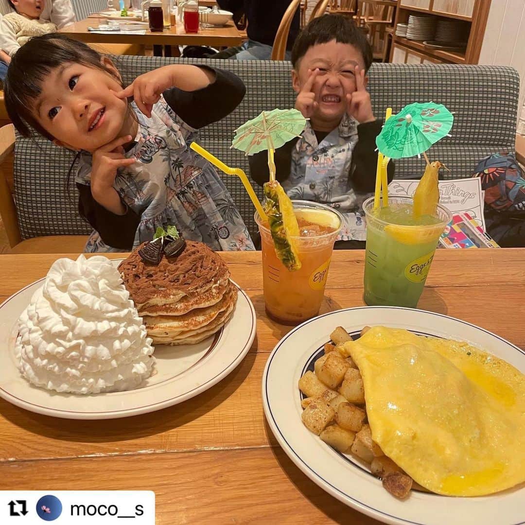 のインスタグラム：「#Repost @moco__s with 様  ご来店頂きましてありがとうございます😊 アロハ姿が可愛らしいお写真をご投稿頂きましてありがとうございます☀️🌈 ぜひ、またEggs 'n Thingsでごゆったりとお過ごしください😆🏝  ---------- #アロハでエッグスン ティラミスのパンケーキ今までのパンケーキで一番美味しかったー❤️」