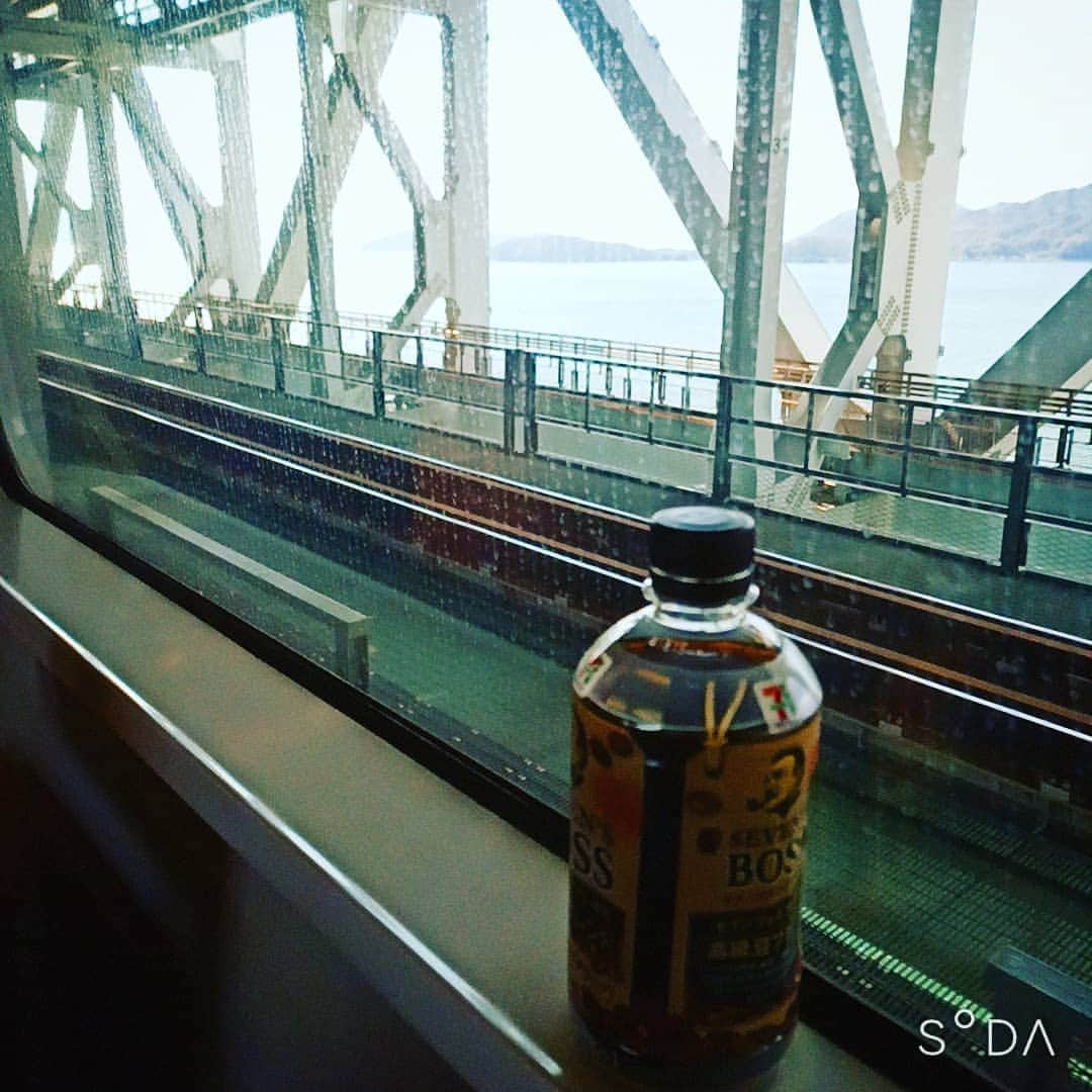 松本隆博のインスタグラム：「。 僕はいま、18日ツアーを終え 松山行きの列車の中♪ 走りだした列車の窓に♪ 映る自分の顔をみつつ、、 ご苦労さまと声を掛けた♪ すこし疲れてやつれてるけど、 それなりに満足な旅だった♪ 今日と明日の中止は辛いけど、 大成功も突然の中止も含めて、 長い旅路の物語りさ♪ とにかくほんと頑張った、、 宿も飛行機も車予約も物販送り 受け取りセトリと時間を管理、 ここで疲れる予定だからホテル しっぽりしたり、打上げを軽く したり、♪ それらも全部計画し荷物も何度も 詰め直し、発送し洗濯し、、 ♪・｡♪*+o トラブルと言えば？(˙◁˙)♪♪♪ 鍵を全て忘れてきた事と、1曲だけ 歌詞を間違えたこと(半魚人を2番 を2回歌ってしまった)♪♪♪、、。 今も反省し何度も繰り返し歌うんだ ♪ らららーらららー(*˘︶˘*).｡.:*♡  だから僕のギターにはいつも…… ライトゲージ(˙◁˙)  らららー らららー  帰ると洗濯と片付けが待っている  らららー♪♪♪ らららー♪♪♪  車内には、瀬戸の花嫁が流れてる ♪♪♪らららー  僕はこれからもこの仕事、 続けるつもりだ、絶対止めない もう止めたら？とか言われても 言われるまで続けてそして、頑なに やめない、、 百まで歌い続けるんだ、  ららららーーーーーーーーー  だから僕の回りにはいつも……  ステキな仲間達がいるんだよ  ららららー  ～人生遊歩道～ 松本隆博」