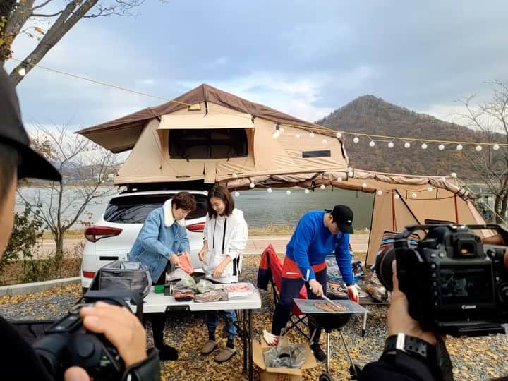 パク・ヒョジュのインスタグラム：「언니랑 @sungryoung_kim  대훈이랑 @daehun_manager  촬영도 하고 쫑라도 했던 잼났던 날🏕 덕분에 이번 시즌 마무리 잘~했다요🏄🏽‍♀️🏄🏼‍♂️ 🏄🏻‍♀️ (#웨이크서핑 정말11시까지탈줄이야🤭😂🤣) 오늘밤 11시 #전지적참견시점 #전참시 많이많이 보아요~재미날거에요😌」