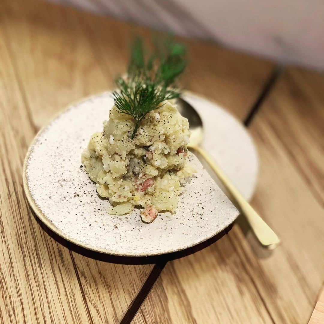 のインスタグラム：「ナチュールでも、日本酒でも。  ホクホクで、ゴロっとしたじゃがいも、アンチョビ  美味しいポテトサラダ、できてます。  ポテトサラダ　¥590  もうすぐ。  #御園座ドライビルヂング」