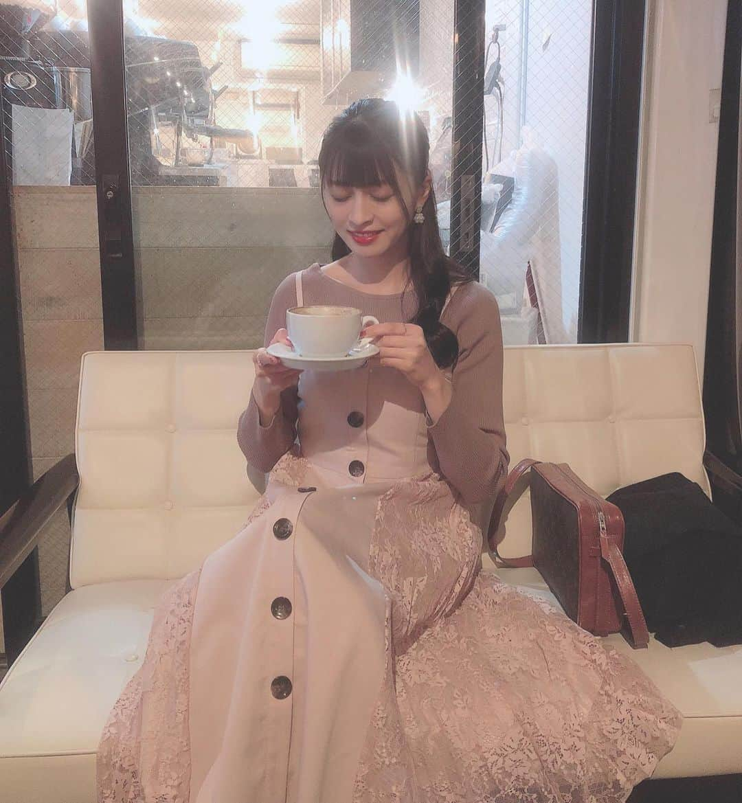 四島早紀さんのインスタグラム写真 - (四島早紀Instagram)「ホッと一息☕️♡♡。 . 最近寒くなったり暖かかったり… 体調には気をつけようね🍂🍂🍂 . . . #instagood #ootd #ワンピースコーデ #黒髪 #黒髪ロング #黒髪女子 #カフェラテ #autumn #fff #likeforlikes #likes #coffeetime #japanese #japanesegirl #ポートレート #☕️ #秋服コーデ #東京カフェ #都内カフェ #カフェ巡り」11月28日 12時25分 - saki_shishima