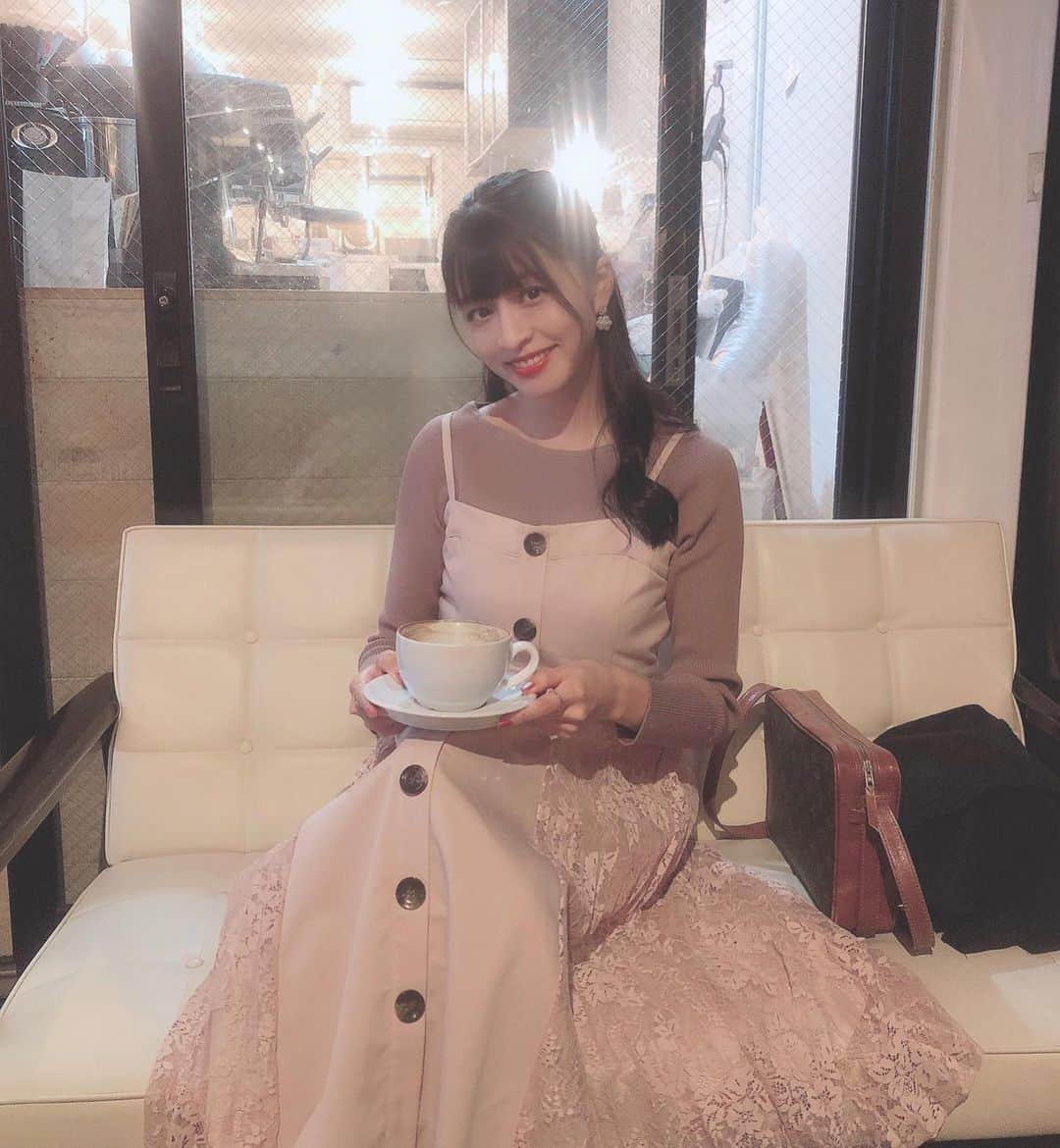 四島早紀さんのインスタグラム写真 - (四島早紀Instagram)「ホッと一息☕️♡♡。 . 最近寒くなったり暖かかったり… 体調には気をつけようね🍂🍂🍂 . . . #instagood #ootd #ワンピースコーデ #黒髪 #黒髪ロング #黒髪女子 #カフェラテ #autumn #fff #likeforlikes #likes #coffeetime #japanese #japanesegirl #ポートレート #☕️ #秋服コーデ #東京カフェ #都内カフェ #カフェ巡り」11月28日 12時25分 - saki_shishima