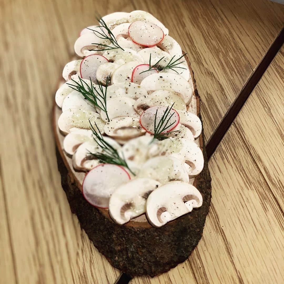 のインスタグラム：「試作です。  原木的なマッシュルームのカルパッチョ。  サラダでも、おつまみとしても使えるやつです。  マッシュルームカルパッチョ　¥890  もうすぐ。  #御園座ドライビルヂング」
