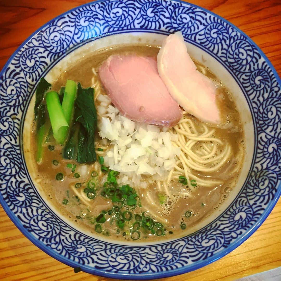 大岡源一郎のインスタグラム：「濃厚な煮干し！美味い！ . #gennozi名店探訪 シリーズスタート #なぜか千葉から #麺屋いとう さん #八日市場駅 #濃厚煮干しそば #すすり #シミ取りを本気で考え始めた」