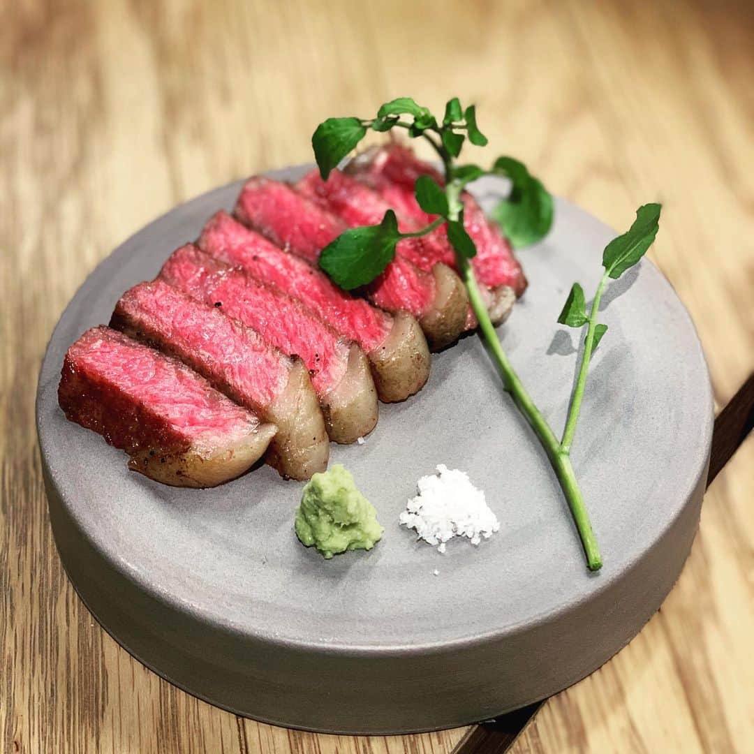 のインスタグラム：「程よくサシの入ったイチボを炭焼きします。  クレソン、塩、山葵を交互に食べるのがおすすめ。  炭焼き　イチボ　¥1390  #御園座ドライビルヂング」