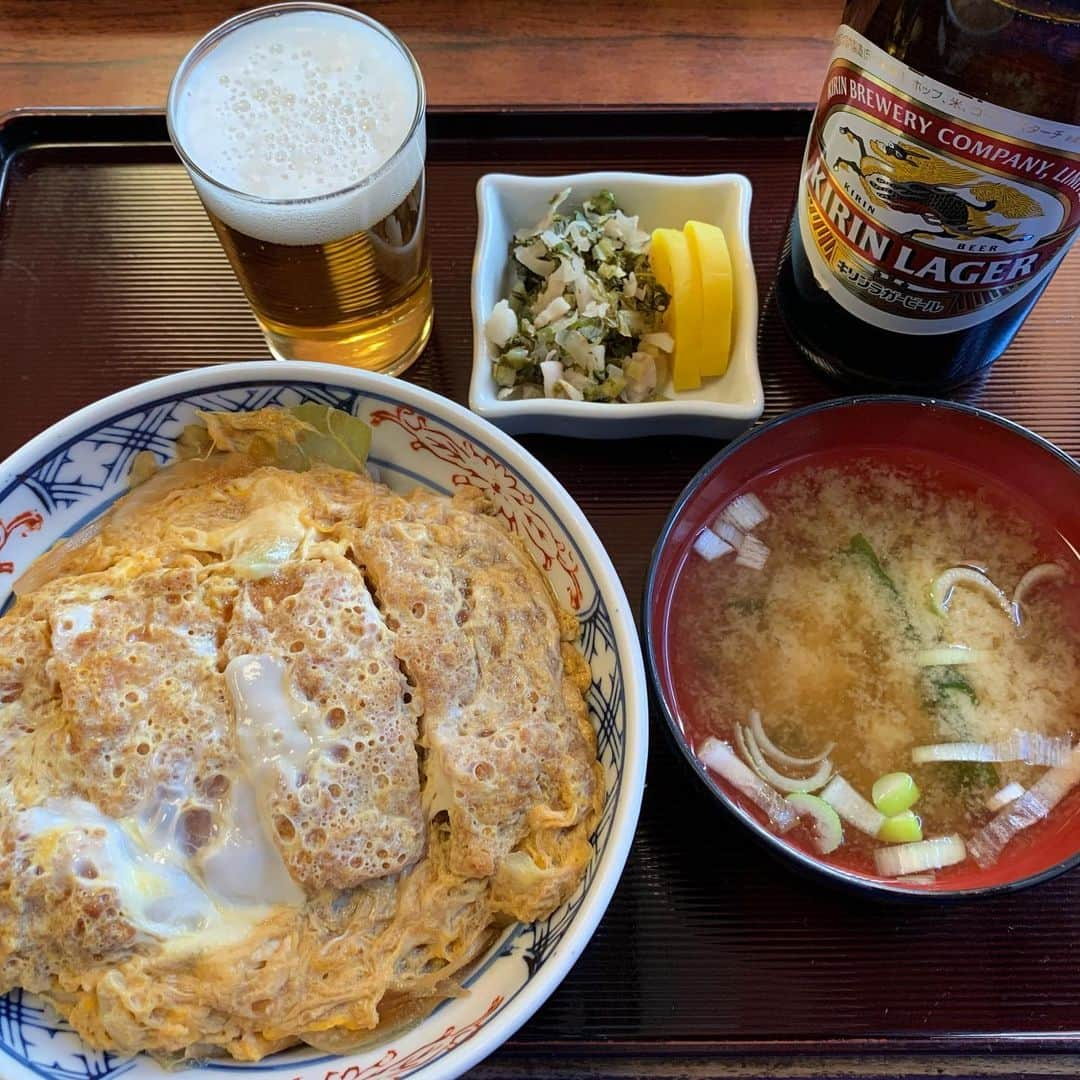 くろさんのインスタグラム写真 - (くろInstagram)「蕎麦屋のカツ丼 ◡̈ #カツ丼強化月間 #3週連続週末カツ丼 #蕎麦屋のカツ丼 #蕎麦屋のかつ丼 #カツ丼 #かつ丼 #katsudon #tonkatsudon #tonkatsudonburi #キリンラガー #キリンビール #瓶ビール #ランチビール #昼からビール #昼ビール #昼ビ #蕎麦処田毎 #田毎 #大鳥居ランチ」11月28日 12時36分 - m6bmw