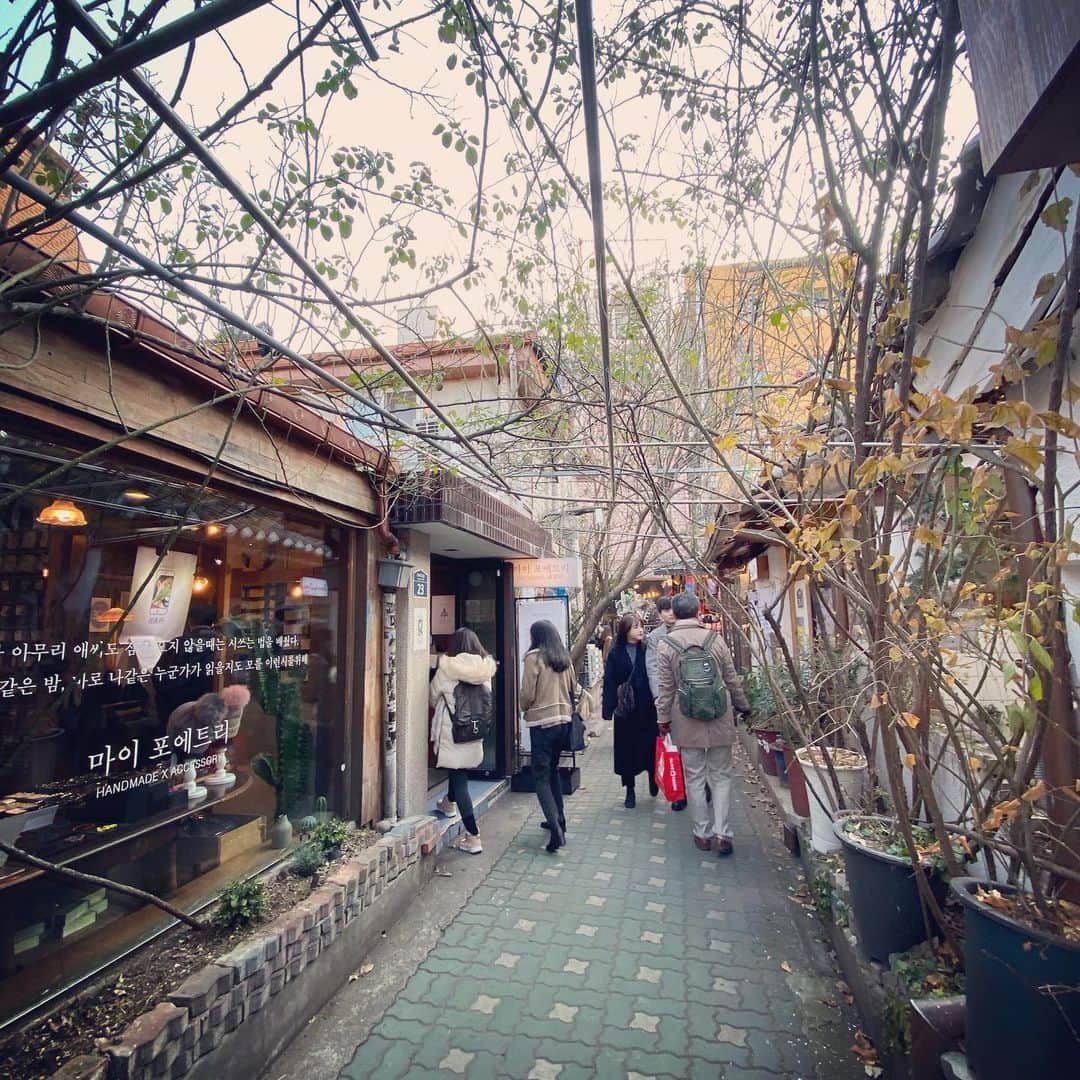 大手小町さんのインスタグラム写真 - (大手小町Instagram)「去年の今頃、ソウルに弾丸ツアーしてました。こんなことになるとは想像もしていなかった。当たり前のことが、当たり前じゃないと痛感する日々。早く海外旅行に行けるようになるといあですね。古い街並みで、リノベしたおしゃれカフェなどが並ぶ注目エリアを散策しました。  #otekomachi #大手小町 #ソウル #seoul #益善洞 #女子旅 #女子旅行 #タビジョ#タビジョと繋がりたい #tabijo #旅好き女子 #旅の記録 #旅行好きな人と繋がりたい」11月28日 12時31分 - otekomachi