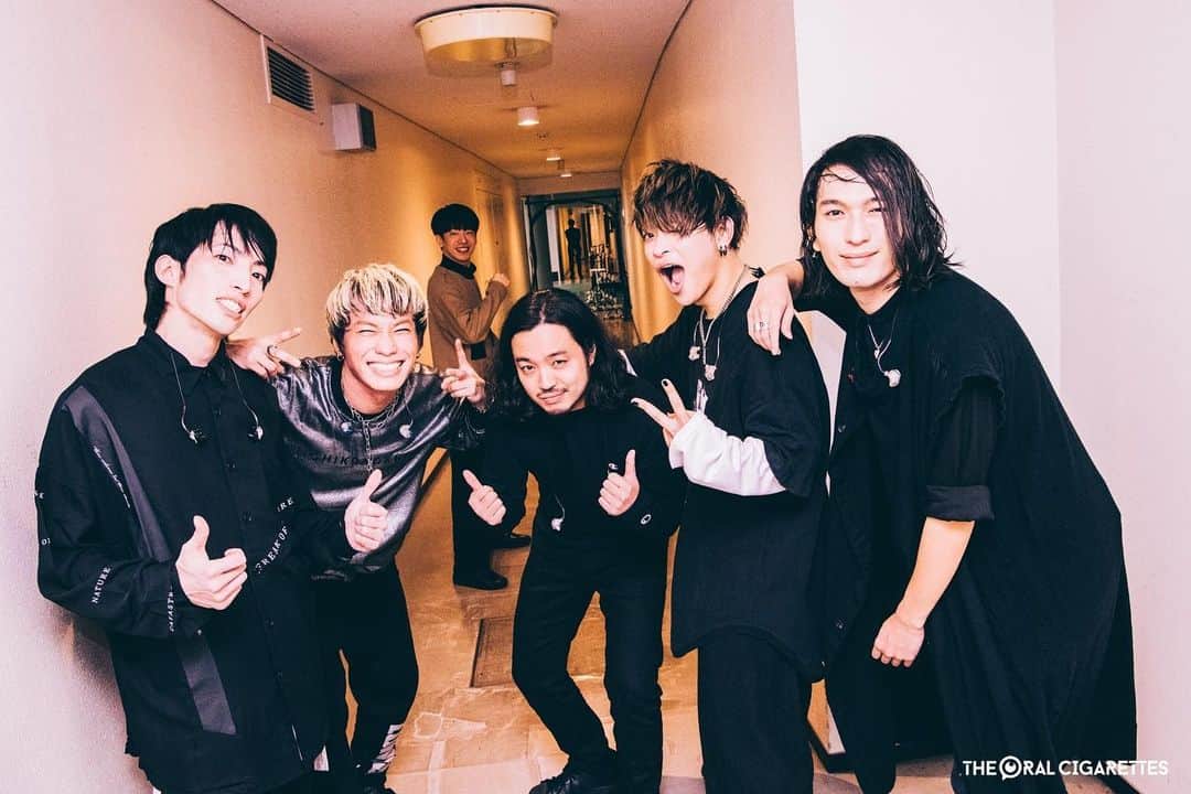 鈴木重伸のインスタグラム：「コラボで出てくれたR-指定くん。 カッコ良過ぎた。 Creepy Nutsのライブもカッコ良過ぎた。 後ろの通りすがり感のある松永くんもカッコ良過ぎた。 photo by SATOSHI HATA」