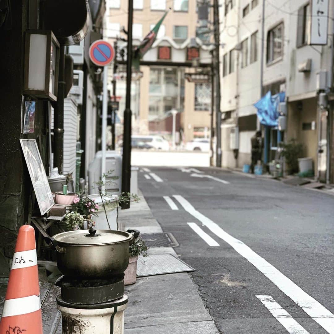 のインスタグラム：「御園座らしい、鰻屋さんの仕込み、なんだろう。  奥で工事もはじまっています。  もうすぐ、出来上がります。  #御園座ドライビルヂング」