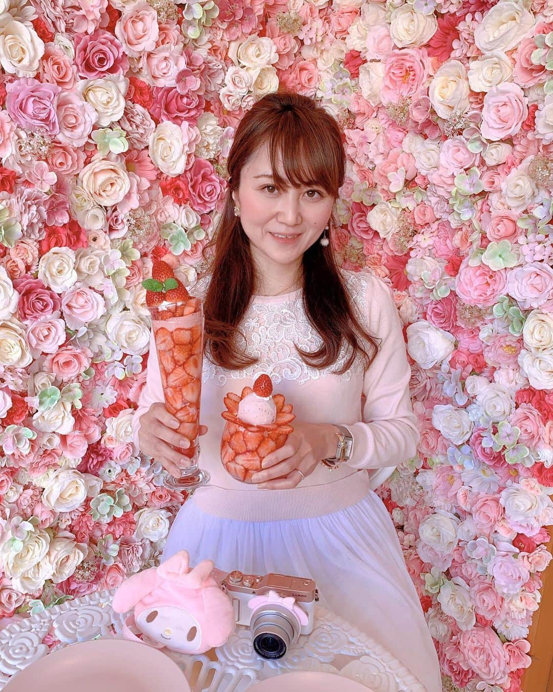 Miku Hirata 平田未来さんのインスタグラム写真 - (Miku Hirata 平田未来Instagram)「こんにちは♡ 平日慌ただしくなかなか投稿できないので💠  #cafedeperu (@cafedeperu )にて💐 お花がたくさんあり、子供も楽しそうでした🌼  いちごのパフェは、事前予約必須です🍓 たくさんのイチゴとお花に囲まれて過ごしました♡  インテリアも可愛いので 複数撮らせていただきました💠  高田馬場は、早稲田大学も近くにあり、友人が通っていたりして、少しなじみがあるものの 子連れではなかなか行けていないので #都電荒川線 に乗ってまた行けたらと思います💠  カメラ📷→#lumix  カメラバンド→#マイメロちゃん  レンズラバーバンド→#マイメロディー   #cafedeperuの苺たっぷりパフェ #カフェドペル #高田馬場カフェ #高田馬場駅 #西早稲田カフェ #西早稲田 #面影橋 #面影橋カフェ #都電荒川線さんぽ #都電荒川線の旅  #いちごパフェ #いちごパフェ🍓 #可愛いスイーツ  #子連れカフェ東京 #ソファ席」11月28日 12時34分 - miku.hirata