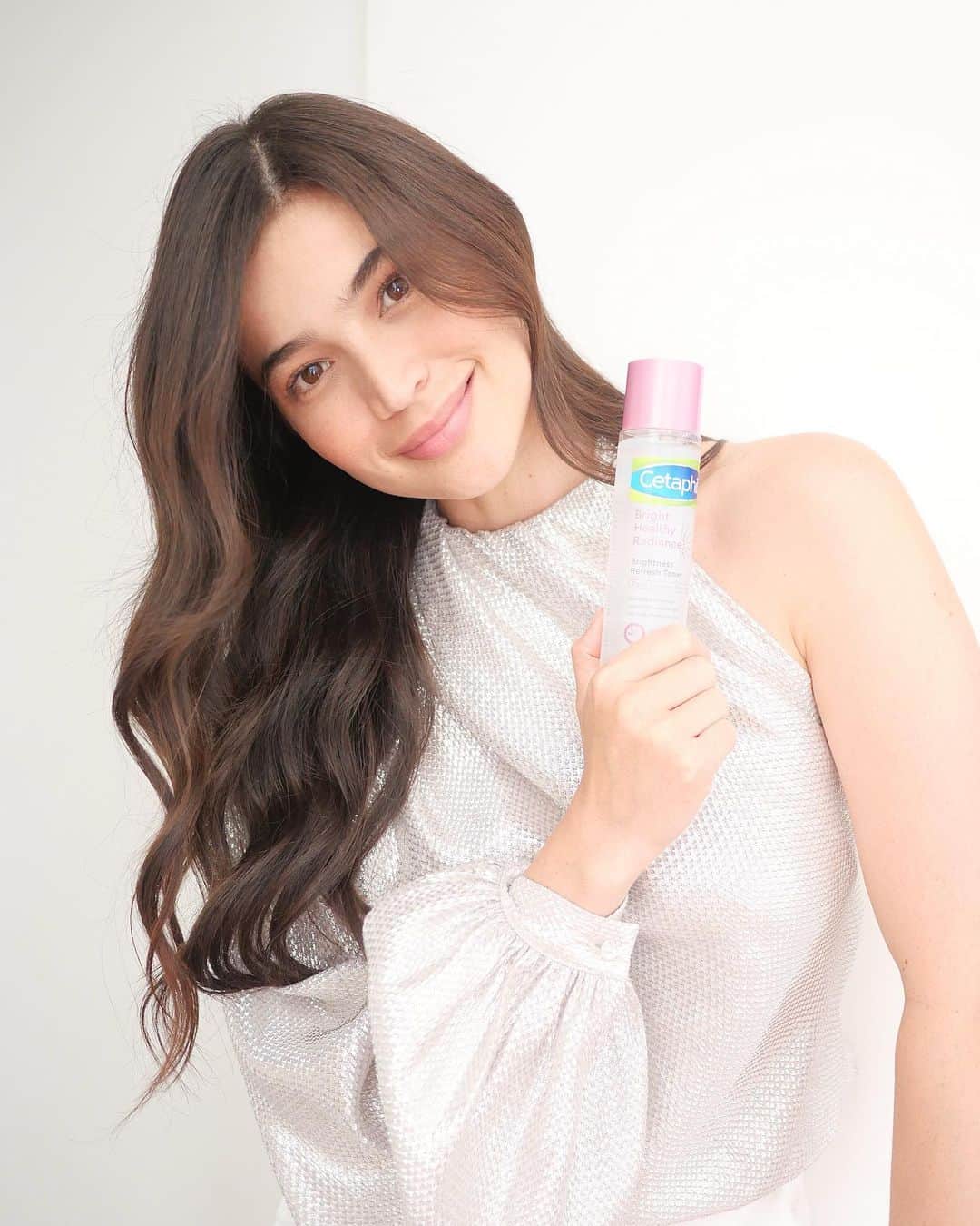 アン・カーティスのインスタグラム：「Soooooo happy to share that I’m joining the @cetaphilbrighthealthyradiance family. Been a user for years of their facial wash so I’m happy to add their bright healthy radiance line to my skin care regime. Specially now, I’ve experienced the different change of seasons, it’s been harsh on my skin so it’s now time I take care of it 🤍 I’m so excited to further talk with you guys about the new Cetaphil Bright Healthy Radiance this Friday for the new Trusted Derma Solutions episode only at the official Mercury Drug FB page today at 12nn! Let’s all hang out and be #BrightAboutSkin with Cetaphil and Mercury! Watch my stories for the link!」