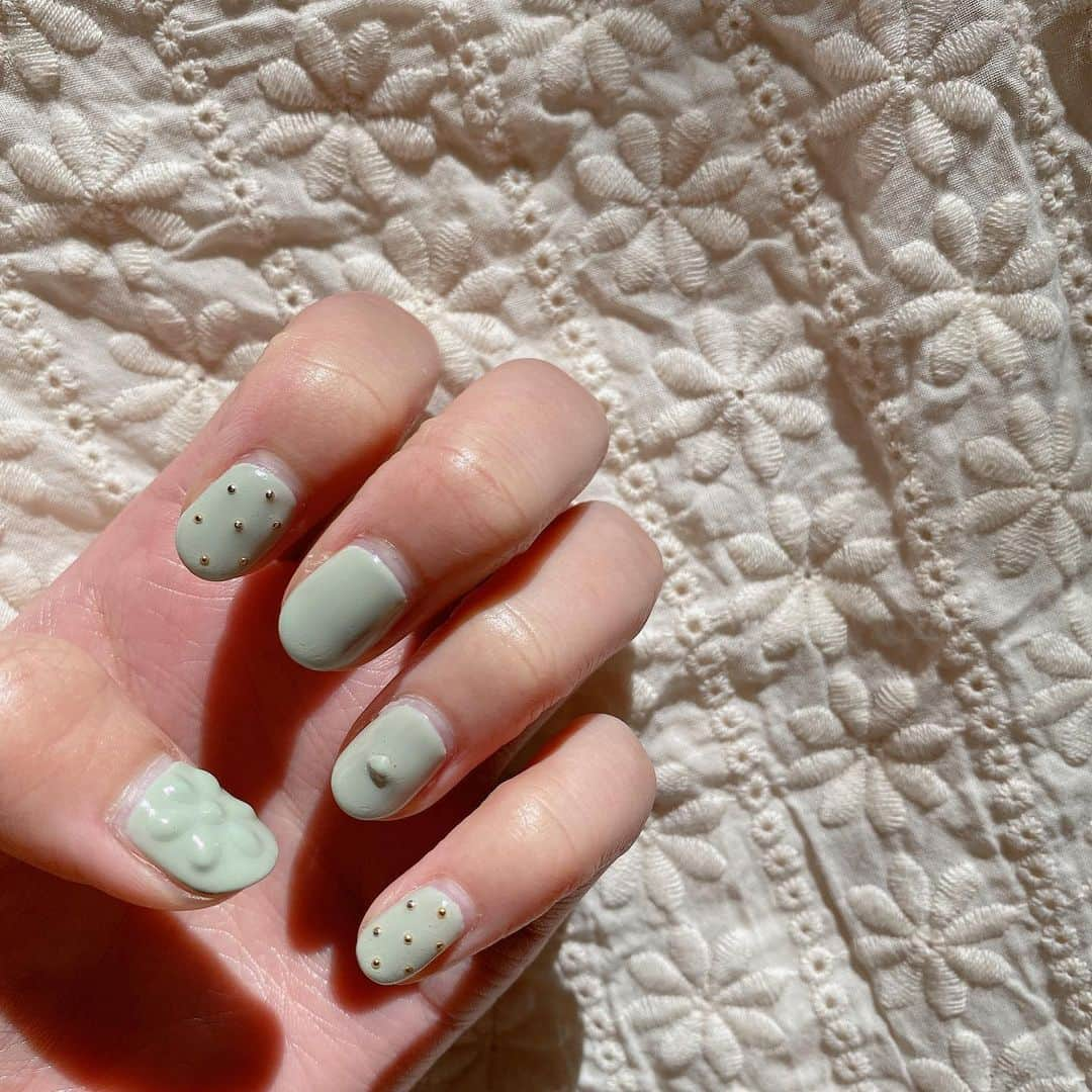 mimさんのインスタグラム写真 - (mimInstagram)「new nail💅🤍💚  今回はアイボリーベージュとミントグリーンでシンプルに🙆‍♀️  #mim_nail」11月28日 12時41分 - mim_11_11