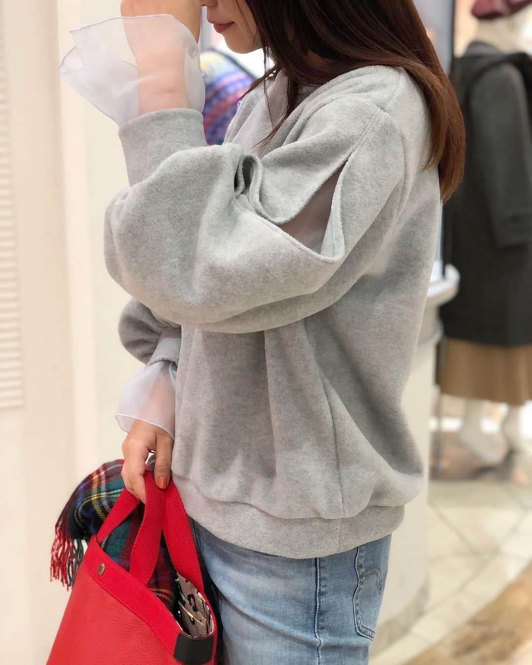 新谷美奈のインスタグラム：「.﻿ ﻿ つい頼りがちなニットとデニム。﻿ そんなワンツーコーデの決め手は手元の映え👐🏻💫🥰﻿ 袖元とスリーブからのぞくオーガンジーが たまらなくかわいい☺️💗 ﻿ Nina mew﻿ tops ¥13,000+tax﻿ denim ¥15,000+tax﻿ bag ¥9,200+tax﻿ stole ¥6,000+tax﻿ ﻿ ▷HAPPY COUPONで最大10%OFFに！﻿ 　精算時にお渡ししております♡(12/6まで！)﻿ ______________________________________﻿ 🎅🏻Nina mewの商品を税込4万円以上お買い上げの方に﻿ ロゴトートバッグをプレゼント！﻿ (なくなり次第終了となります)﻿ ﻿ ⚾️ソフトバンクホークス日本一を祝して﻿ 11/26(木)〜28(土)連続ゆめポイント5倍！﻿ 本日は+クレジットの日でさらにお得🉐﻿ ﻿ @ninamew_official#Ninamew#ニーナミュウ#ゆめタウン#ゆめタウン佐賀#セレクトショップ#selectshop」