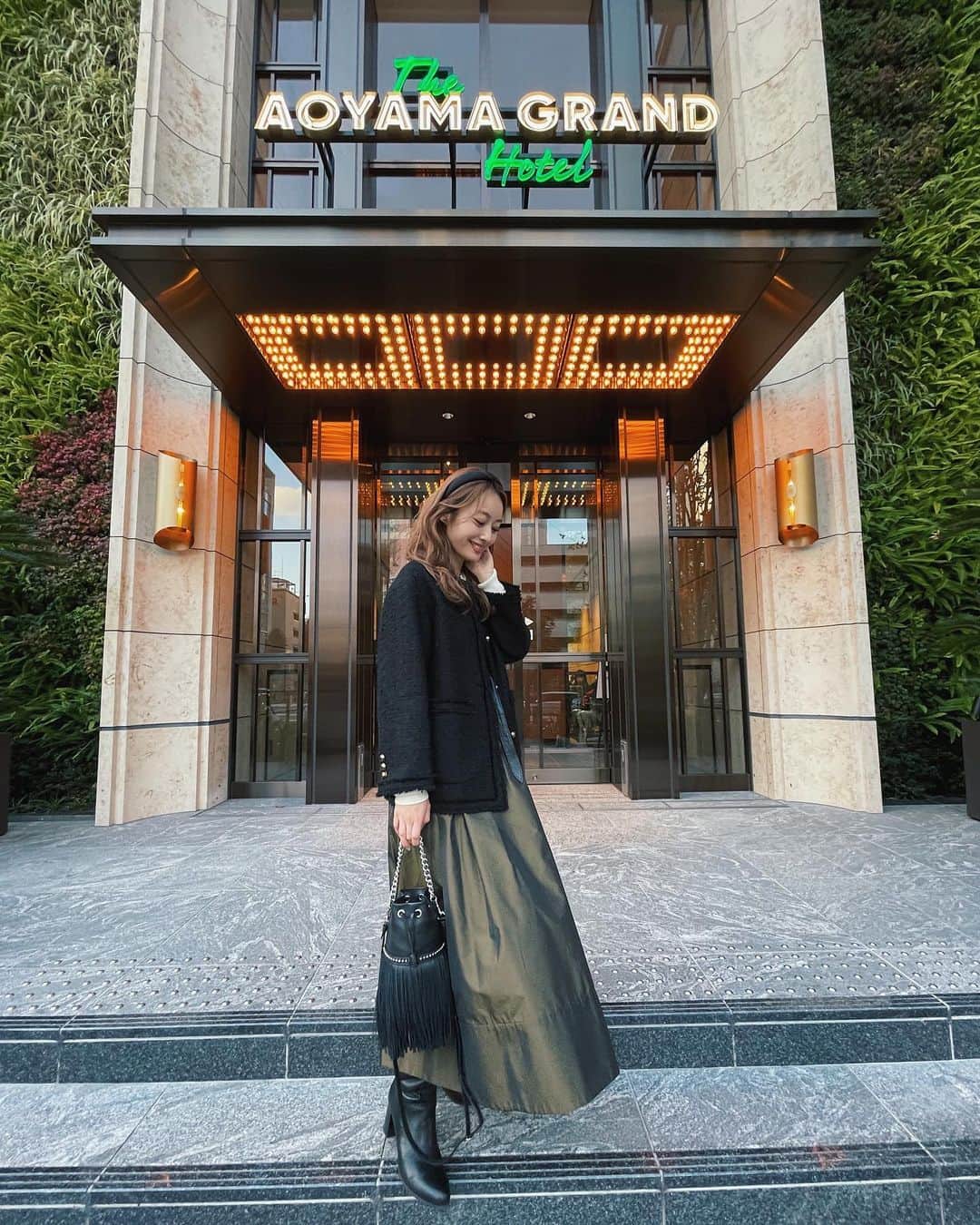 小祝麻里亜のインスタグラム：「コーデの写真を撮りたくなってしまう　@aoyamagrand 🏰1枚目はiPhonePROの機能、0.5倍(広角)で撮ってるから158㎝の私でも身長が高く写ってます📸😌  3枚目は夏に撮った時のもの🙆‍♀️前に載せた後に同じ場所で撮りました〜と連絡頂いて、嬉しかったです💗  朝早めとか、意外と休日の方が人通り少なくて、おすすめですよ✨ ． ． ．＿＿＿＿＿＿＿＿ #outfit #coordinate #look #aoyamagrandhotel #instafashion #셀스타그램 #얼스타그램 #코디 #스타일링 #데일리 #데일리룩 #오오티디 #카페 #카페추천 #카페 #카페스타그램 #撮影スポット #映えスポット #写真撮影 #158cmコーデ」
