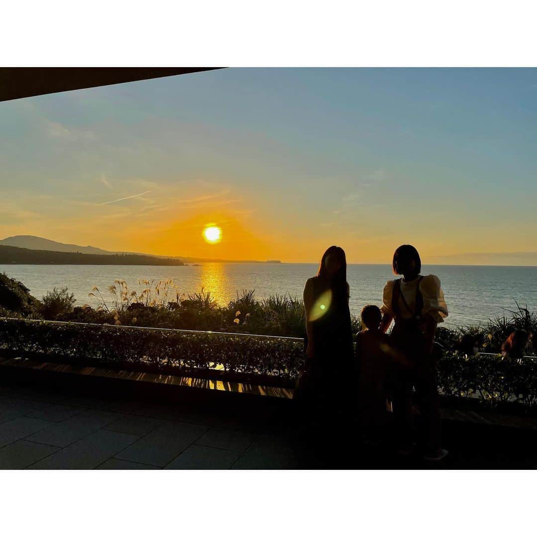 崎山一葉さんのインスタグラム写真 - (崎山一葉Instagram)「*>>>🌴...... * * 沖縄で感じる幸せの瞬間。 友人との再会👨‍👨‍👧‍👦  素晴らしい天気とロケーションに至福の30分間。  #okinawa #sunset #bridal」11月28日 12時55分 - kazuha_sakiyama