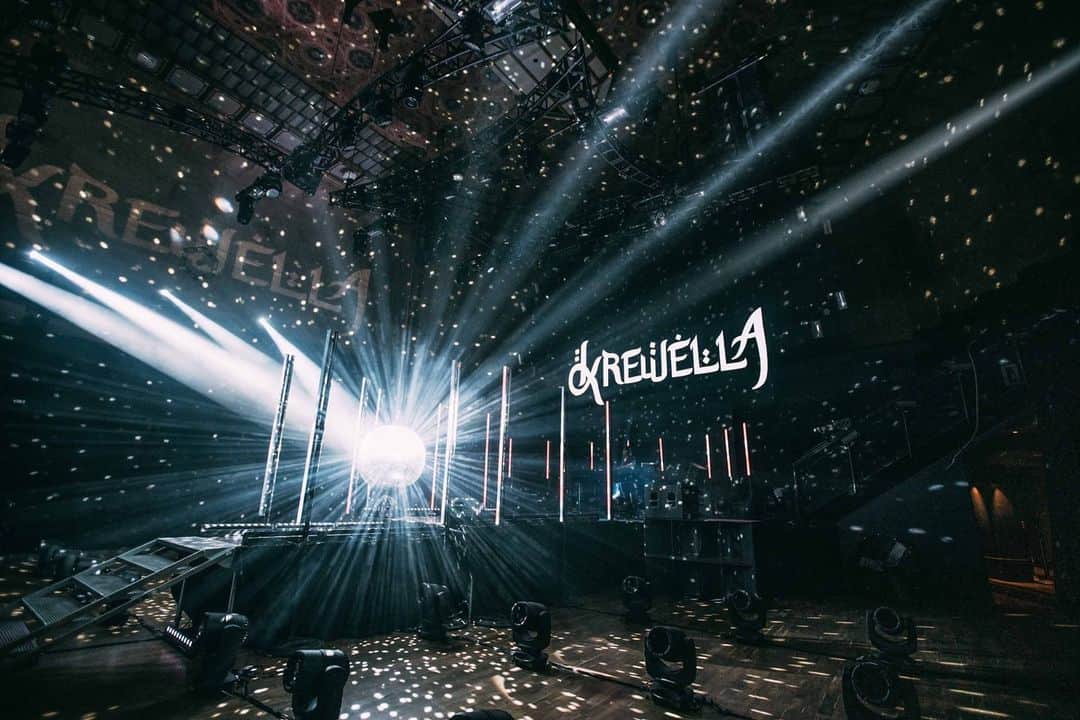 クルーウェラのインスタグラム：「The zer0 Live Concert Experience kicks off in just a few mins!!! tune in NOW at the link in bio」