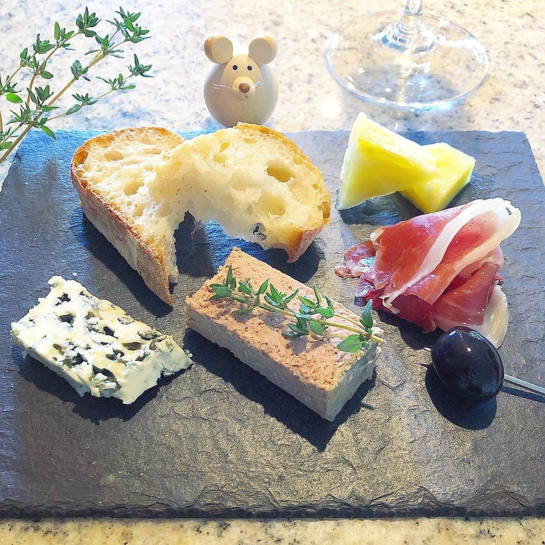 榊山敬代さんのインスタグラム写真 - (榊山敬代Instagram)「﻿🧀🌿🥩🫒🍸… . 先週のしゅわしゅわセットの記録 相変わらずおうち休日たのしみ中  この日は朝食のパイナップルさんも 参加してプロシュートといただくと これまたごちそうなハーモニーなり  #また食べたい  さて今日の青空の色はとても浄らかで 見つめているだけで清められるかんじ  ・ ・ 🍁. #休日の過ごし方 … ・ ・ #おうちごはん #enjoyhome ・ ・  #食欲の秋 #ブランチ #brunch #ランチ #lunch #おつまみ #France #cheese #bluecheese #チーズ #pâté #chicken #パテ  #お肉  #プロシュート #prosciutto #brut #しゅわしゅわ#wine #bread #blackolive #artist #kitchen #cooking #日本画家 の #お料理こんなもん」11月28日 12時51分 - sakakiyamatakayo