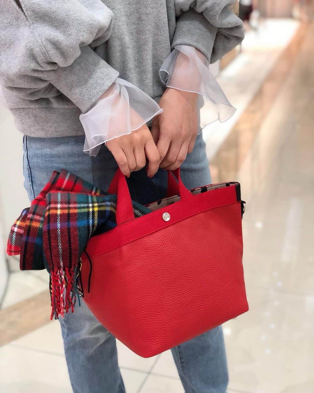 新谷美奈のインスタグラム：「.﻿ ﻿ ワンツーコーデの仕上げは﻿ 鮮やかな赤の小物を🧣👜🎅🏻🎄💫﻿ ﻿ Nina mew﻿ tops ¥13,000+tax﻿ denim ¥15,000+tax﻿ bag ¥9,200+tax﻿ stole ¥6,000+tax﻿ ﻿ ▷HAPPY COUPONで最大10%OFFに！﻿ 　精算時にお渡ししております♡(12/6まで！)﻿ ______________________________________﻿ 🎅🏻Nina mewの商品を税込4万円以上お買い上げの方に﻿ ロゴトートバッグをプレゼント！﻿ (なくなり次第終了となります)﻿ ﻿ ⚾️ソフトバンクホークス日本一を祝して﻿ 11/26(木)〜28(土)連続ゆめポイント5倍！﻿ 本日は+クレジットの日でさらにお得🉐﻿ ﻿ @ninamew_official#Ninamew#ニーナミュウ#ゆめタウン#ゆめタウン佐賀#セレクトショップ#selectshop」