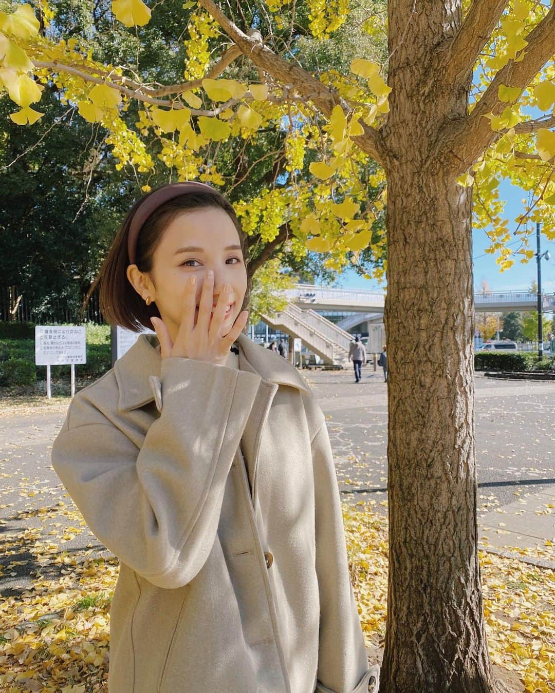 谷奥えまのインスタグラム：「めっちゃ綺麗やった( ்▿்) だんだん散っていくのが悲しいね🍂🍂　 👚→@trifle_official」