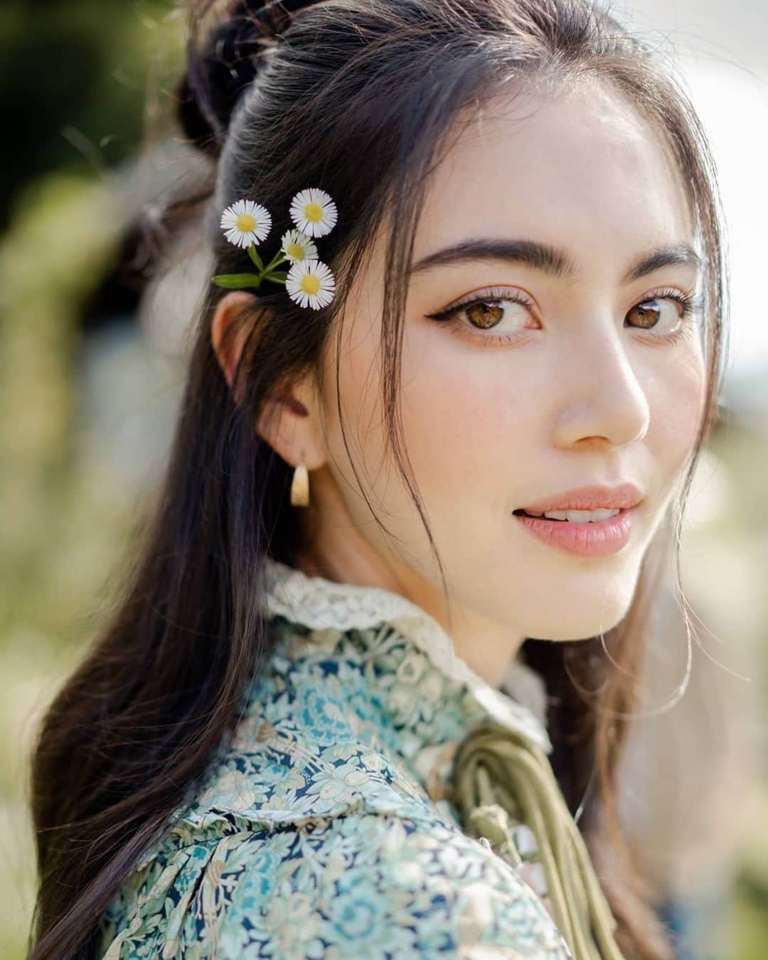 マイ・ダーウィカーのインスタグラム：「รูปไหนดีช่วยดาวิเลือกหน่อยน้าาา✨ 🌼」