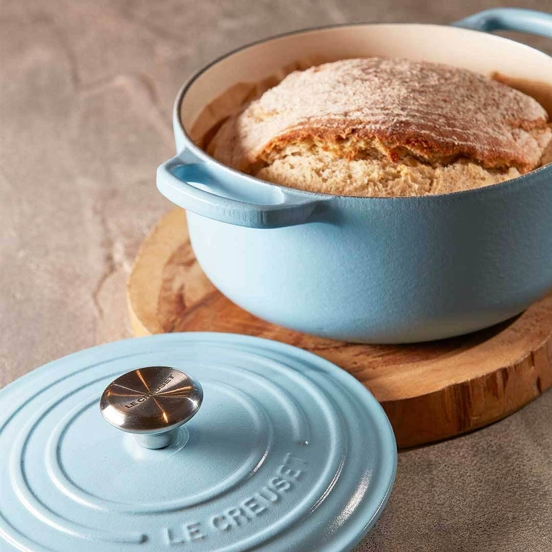 Le Creuset Japon　ル・クルーゼ ジャポンさんのインスタグラム写真 - (Le Creuset Japon　ル・クルーゼ ジャポンInstagram)「今日はフランスパンの日。素朴な味わいの田舎パン、パン・ド・カンパーニュをご紹介します。お鍋で焼くことでまわりをカリッと、中をしっとり仕上げます。スープやオープンサンドにもよく合うパンです。  【ル・クルーゼ公式レシピ】 パン・ド・カンパーニュ  材料［4～6人分／ココット・ロンド 18㎝ or 20㎝使用］ 薄力粉　160g 強力粉　160g 全粒粉　40g ライ麦粉(中挽き)　40g ドライイースト　小さじ1と1/3 砂糖 大さじ1 塩　小さじ1と1/3 水(40℃)　320ml ＜ココット・ロンド　20㎝＞ 薄力粉　240g 強力粉　240g 全粒粉　60g ライ麦粉(中挽き)　60g ドライイースト　小さじ2 砂糖　小さじ4 塩　小さじ2 水(40℃)　480ml 打ち粉　適量 飾り用ライ麦粉　適量  ＜下準備＞ ・強力粉、薄力粉、全粒粉、ライ麦粉は合わせておく。 ・鍋にサラダ油(分量外)を塗り広げ、クッキングシートを敷く。  作り方  1. 耐熱ボウルに40℃に温めた水を入れ、ドライイースト、砂糖を入れてスパチュラで混ぜる。  2. 1に合わせた粉の約半量を加えて混ぜる。  3. 2に塩を加えて軽く混ぜ、残りの粉を加えて粉気が無くなるまで混ぜる。  4. 3にラップをし、電子レンジ(600W)で20秒加熱し、25分ほど室温(24℃くらい)に置く。  5. 鍋に4の生地を移し入れ、フタをして20分ほど置く。オーブンを250℃に予熱する。  6. ライ麦粉を表面にふり、フタをして250℃のオーブンで7分ほど焼く。230℃に温度を落とし、フタを外して更に25分ほど焼く。  #ルクルーゼ #lecreuset #ルクルーゼのある食卓 #ルクルーゼ公式レシピ #クッキングラム #cookingram #キッチングラム #レシピ #キッチンウェア #フランスパン #フランスパンの日 #パン #パンドカンパーニュ #鍋パン #ココットロンド」11月28日 12時59分 - lecreusetjapon