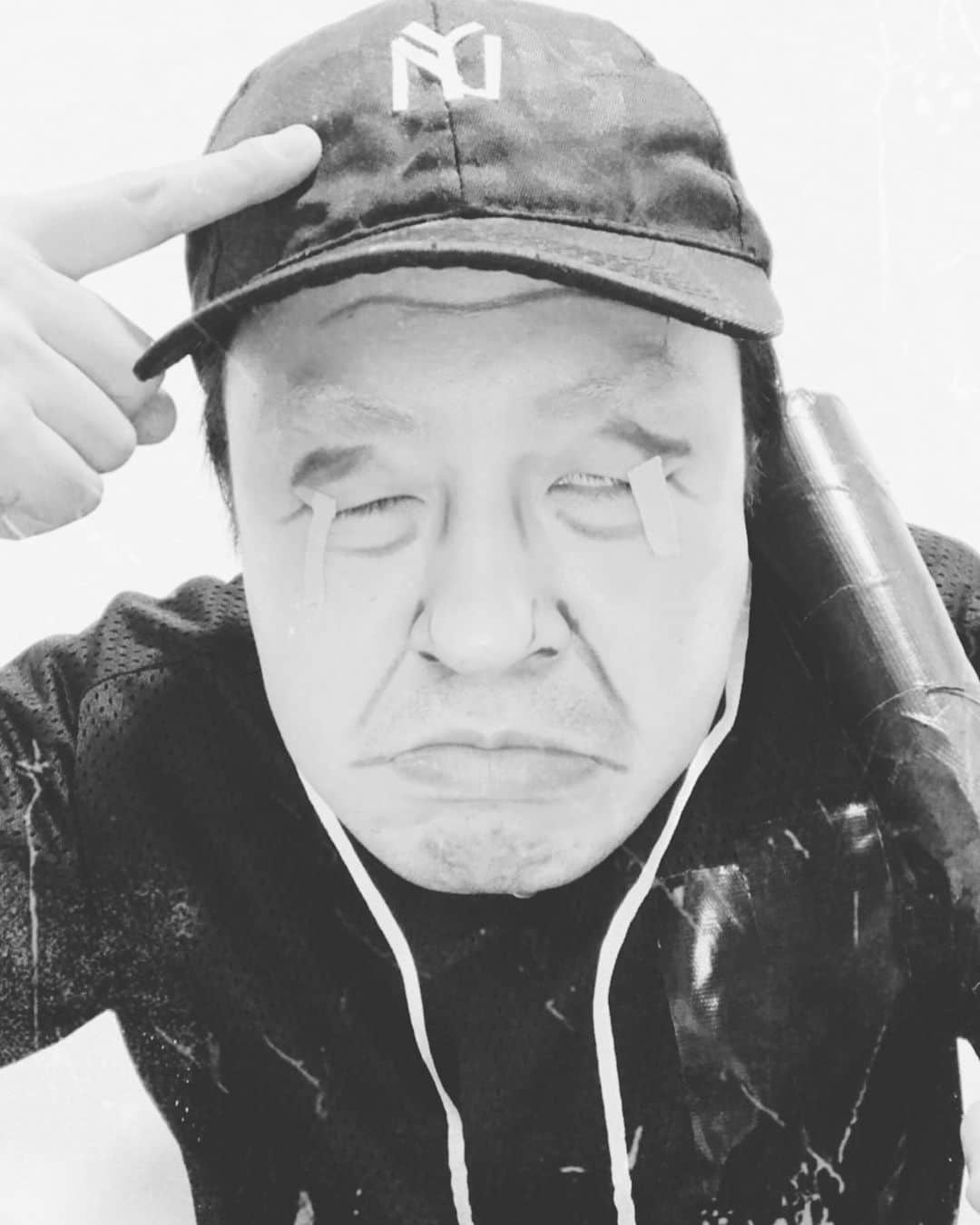 イチキップリンさんのインスタグラム写真 - (イチキップリンInstagram)「【偉人モノマネクイズ】  誰のモノマネをしてるでしょうか？  【難易度】  C（フツウ）  【ヒント】 ベースボール激ウマ  正解は明日発表！！！！  #偉人モノマネクイズ #greatimpersonatorquiz #偉人モノマネ #greatimpersonator #偉人 #モノマネ #ものまね  #白黒 #誰かな #クイズ #quiz」11月28日 12時59分 - ichikippurin