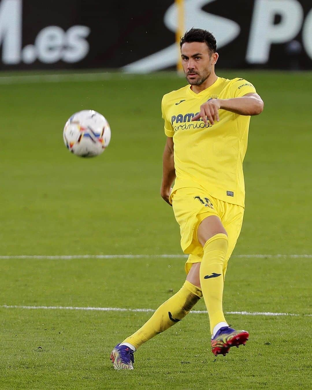 LFPさんのインスタグラム写真 - (LFPInstagram)「Control in the midfield! 💛 • ¡Control en el mediocampo! 💪 • #Iborra #Villarreal #LaLiga #LaLigaSantander #Football #HayQueVivirla #YouHaveToLiveIt」11月28日 13時00分 - laliga