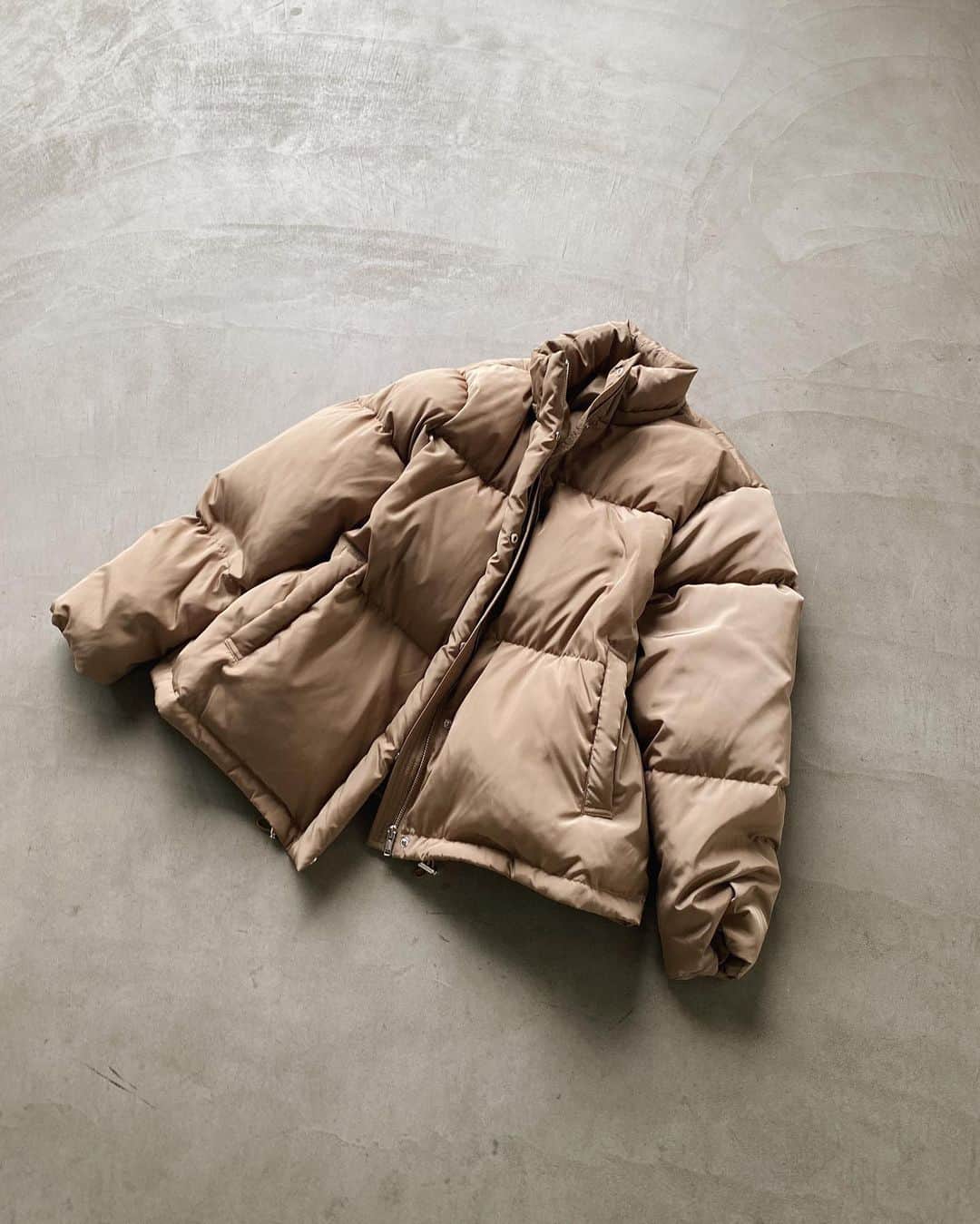 のインスタグラム：「. ＼＼RECOMMEND OUTER ／／ #ショートボリュームダウン ベージュ/ブラック S/M ¥19,800(tax in) ______________________________________________ どんな寒い日にも負けない 流行り廃りのない防寒アウター！ . フードは取り外し可能でその日の気分や予定に合わせて 着ていただけます。 定番のブラックと落ち着いた印象のベージュカラーの2色展開 .  ▪️ SHOP&RUNWAY channel 対象OUTER ×KNIT 税込¥20,000・¥22,000 SET販売実施中 ____________________________________________ . 下記 アカウントTOPページリンクより 各サイトをご覧下さい🔗 . RUNWAY channel▶︎ @ungrid_official  ZOZOTOWN▶︎ @ungrid_staffsnap  . アイテムはタグをご覧下さい🏷 . #Ungrid #Ungrid_official #RUNWAYchannel  #ZOZOTOWN」