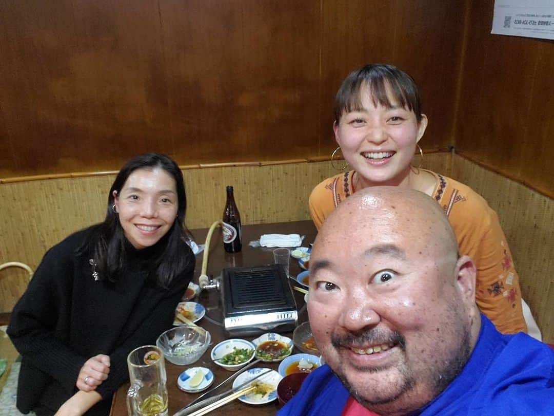 青山有紀さんのインスタグラム写真 - (青山有紀Instagram)「京都柳池中学時代の1.2.3年生が集合してごはん😻 一見さんお断りのお店「ニュー万長」さんはお肉もおかずもすごく美味しくて！20年以上通う、でこ兄ちゃんに連れてきてもらってます😋🙏 30年以上ぶりに再会したけど今を生きてるお2人との話は本当に本当に面白くて深くて愛しかなくて最高😭❤️ 亡くなったお姉ちゃんの話もたくさんして、4人で食事してるみたいだった❤️✨ でこ兄ちゃん、ゆりちゃんありがとう💕めちゃくちゃ楽しかったーーー❣️ #トキを生きる💫」11月28日 13時10分 - yukiaoya