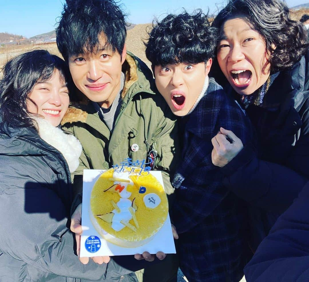 ユ・ジュンサンさんのインスタグラム写真 - (ユ・ジュンサンInstagram)「경이로운소문 촬영중입니다^^ 생일도 함께내요😀  #경이로운소문  #본방사수 #김세정 #유준상 #조병규 #염혜란 #내생일」11月28日 13時14分 - yujunsang1128