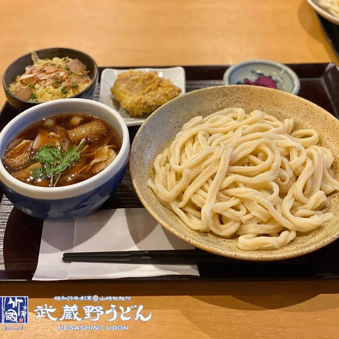 Ayuminのインスタグラム：「🥢竹國　武蔵野うどん🥢 小牧インター近くの人気のうどん屋さん  @shinpo_takekuni4373 埼玉発祥のうどんで太麺でコシが強く絶品！ 愛知県内では小牧と豊田2店舗！ . 1番人気の #肉汁うどん やTKG、とり天を セットで食べられる ☑️#竹國定食　(冷めん、中盛り) をチョイス！！ とにかくコシが強すぎてアゴ疲れるぐらい！ しかもおすすめの冷めんにしたから余計に 噛みごたえ抜群！！ 肉汁、TKG、とり天、非常に美味しかった🤩❣️❣️ . 🧔🏻旦那様は ☑️牛カレーうどん (大盛り) 一口もらったけどカレーうどんもグッド🤩 . また機会があったら食べたいと思ううどんでした！ . . スタバクイーン👸🏼メインアカウント ➡︎ @ayumin0220stb . #竹國うどん#武蔵野うどん#名古屋うどん #小牧グルメ#小牧ランチ#小牧ディナー #愛知うどん#愛知グルメ#愛知ランチ #インスタグルメアワード2020#あいなご#ナゴレコ#グルメライター」