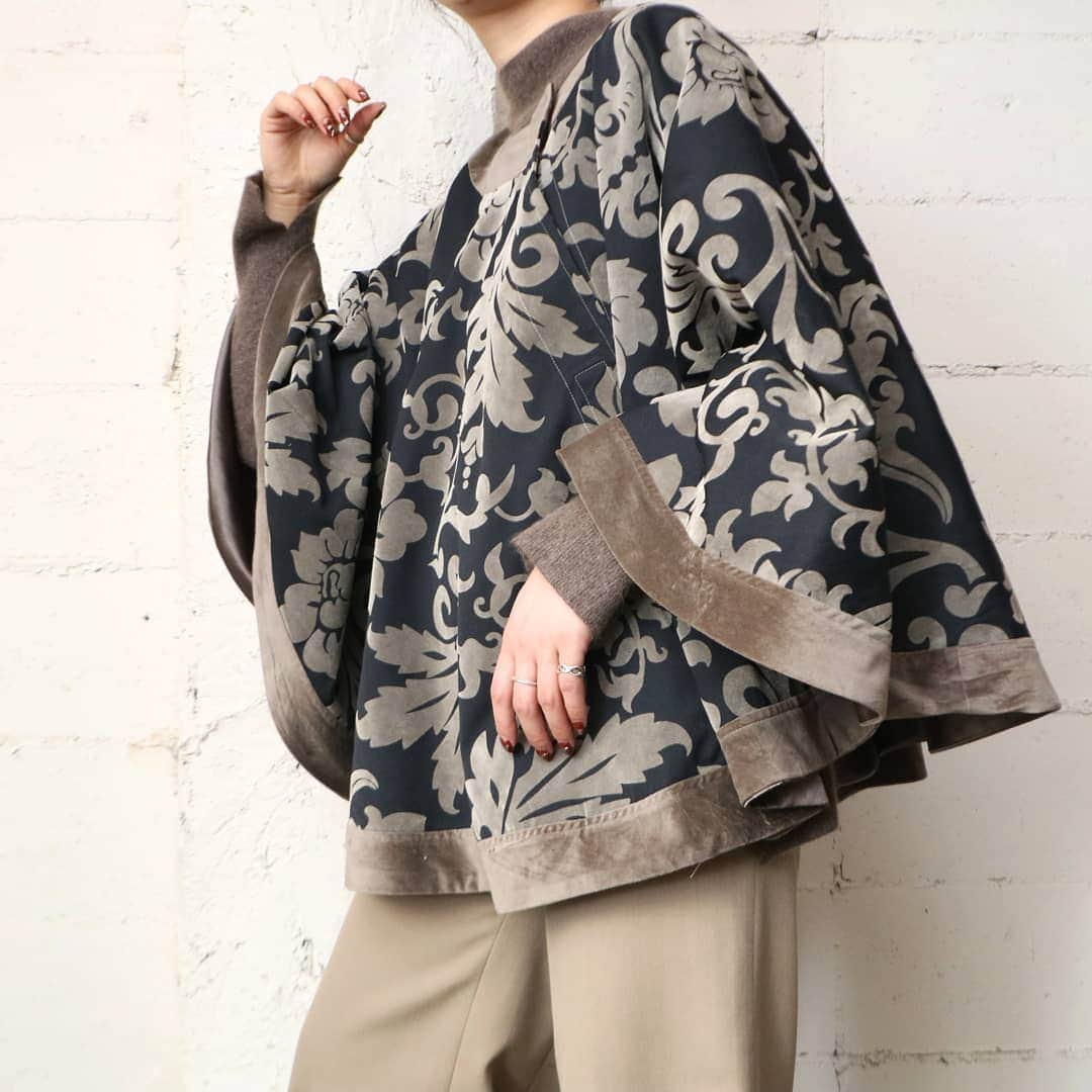 吉祥寺 古着屋 Orfeoのインスタグラム：「Votanical Pattern Cape   #orfeo #kichijoji #tokyo #vintage #used #fashion #coordinate #outfit . . . スタッフ募集についてはこちら→https://www.instagram.com/p/CHcEl3Tl1Sk/?igshid=1j1r0z0xinhmp .  お問い合わせはインスタグラムのプロフィール掲載のメールアドレスにお願いいたします。コメント、DMでのお問い合わせは受け付けておりませんのでご了承ください。 ONLINE SHOPの商品も店頭にてご購入頂けます。気になる商品がございましたらスタッフにお声掛けください。  新型コロナウィルス感染拡大防止策を徹底した上で営業をしております。マスクの着用、入店時にアルコールでの消毒をお願いいたします。」