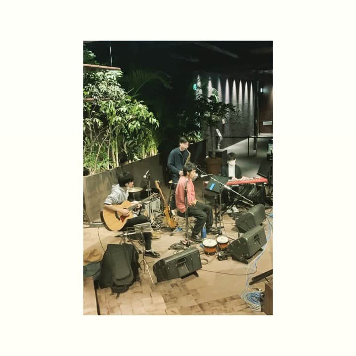 journaleatripのインスタグラム：「sound blow no.4 himi giving  音ってすごーいなぁ。 たくさんの要素を含んだ音の粒子が 空気にのってすっぽり全身に入りこんで いつのまにか音に浸かっている。  あくる日もさらにいい浸かり具合。 漬け音 美味音 ヒミ音  人間も場所も大喜び。 有難う。  #thanksgivingbox#eatripsoii #eatripseedclub#soundblow #桐島農園生姜#中里農園生姜」