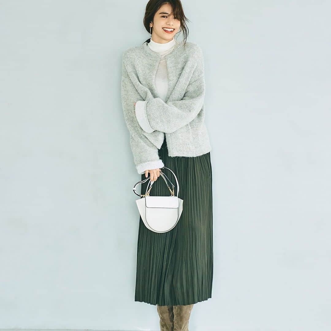 BAILAさんのインスタグラム写真 - (BAILAInstagram)「11月28日（土） 細プリーツのロングスカートに、透け感のある白ニットを加えた女っぽいコーデの時は、コートもレディなアイテムを選ぶのが気分。『ゲミニー』のニットショートコートは、ノーカラーがフェミニンな印象で、丸みのあるたっぷりとした袖も最高にチャーミング。ライトベージュがシックな着こなしをぱっと明るく見せて。足元はブーツを選んで、秋冬らしさを底上げして。  coat : #gemini  tops : #strawberryfields  skirt : #sacra   #毎日コーデ #コーディネート #コーデ #今日の服 #冬ファッション #冬コーデ #休日コーデ #スカートコーデ #ファッション #佐藤晴美 #ootd #coordinate #fashion #instafashion #BAILA #baila_magazine」11月28日 13時42分 - baila_magazine