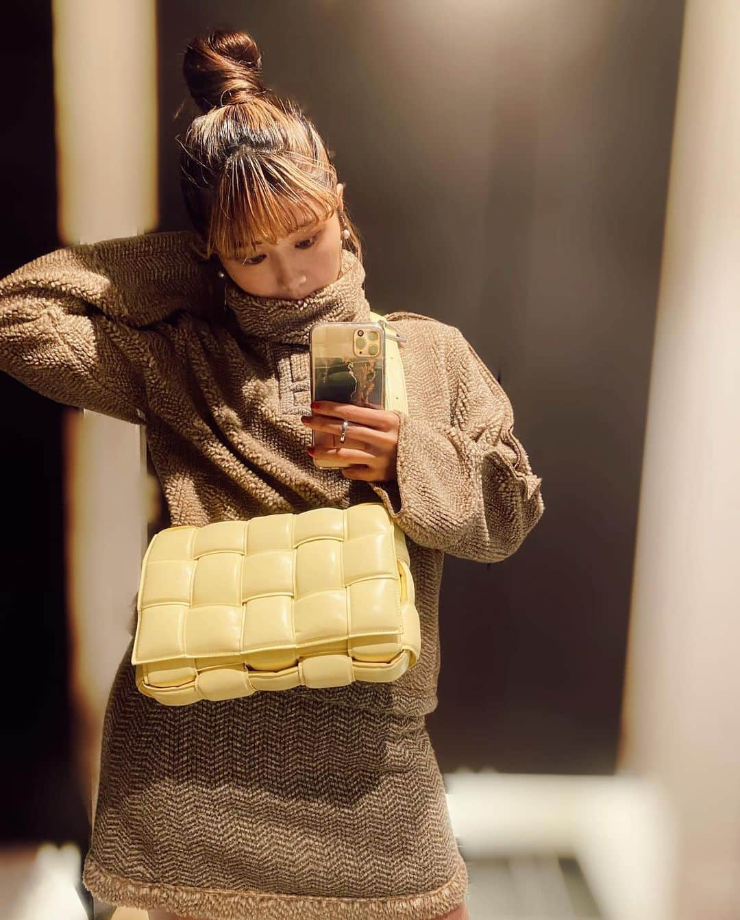 一木美里さんのインスタグラム写真 - (一木美里Instagram)「🍋🍋🍋 母のおさがりセットアップ😋 setup #FENDI#vintage  bag #BOTTEGAVENETA  #fashion#instagood #coordinate #ootd #outfit #fashion #instafashion  #패션 #코디네이트#newbottega #ボッテガ#カセットバッグ#ヴィンテージ」11月28日 13時44分 - misato_ichiki