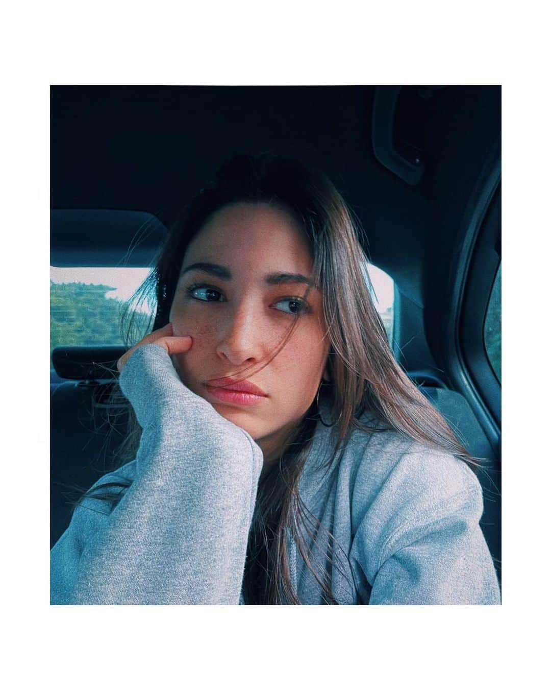 のインスタグラム：「Humm... 💭🌻🖤 ﻿ ﻿ ﻿ ﻿ ﻿ ﻿ ﻿ ﻿ ﻿ #life#lifestyle#love#happy#thanks#photography#photo#fashion#ootd#outfit#写真」
