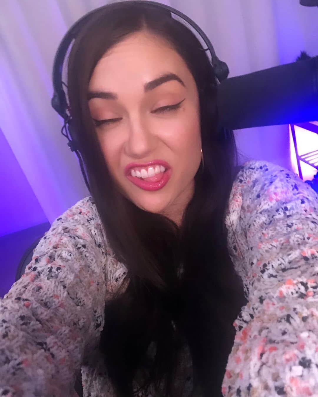サーシャ・グレイのインスタグラム：「When some normie in chat asks “Where do I know her from?”」