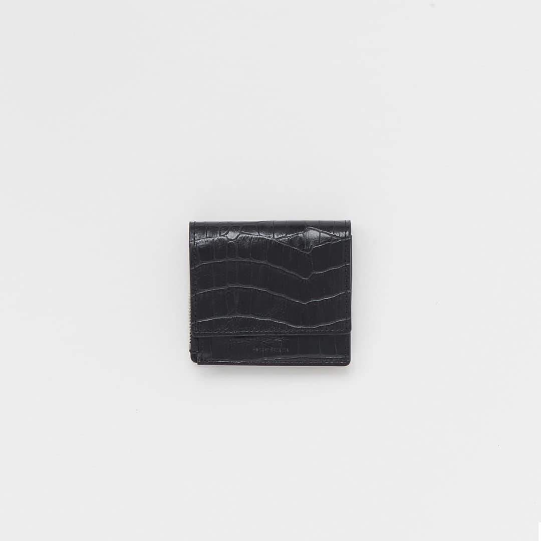 エンダースキーマのインスタグラム：「New collection, 2021ws(winter/spring) will be at stores from the 5th of Dec﻿ *flagship stores @sukima_shop and retailers in Japan﻿ *abroad mid Dec﻿ ﻿ model: billfold﻿ color: black, choco﻿ ﻿ #henderscheme #2021ws」