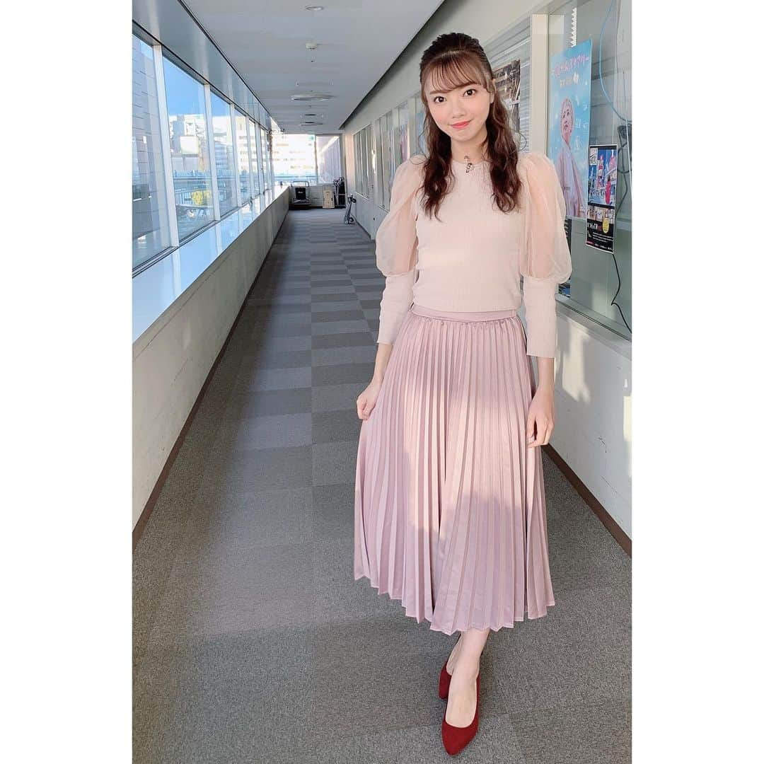 加藤里奈（カトリーナ）さんのインスタグラム写真 - (加藤里奈（カトリーナ）Instagram)「💗💗💗 NHK『ウイークエンド中部』 カトリーナのおもしろ検定 スポーツの秋🍁「ランニング食学検定」観て下さった方、 ありがとうございました🏃‍♀️🏃‍♂️🎽  問題はいかがでしたか！？  ‪ 衣装は、 ✔️tops @grl_official ✔️skirt @rps_nagoya ✔️shoes @gu_global @gu_for_all_   髪型はがーすーでした👦🏼 ランニングしてます🏃‍♀️🏃‍♂️笑  #NHK #衣装 #シアーニット #アラサーコーデ #今日の服 #ボリューム袖 #コーディネート #アナウンサー #フリーアナウンサー #資格 #rps #grl ‪#大人の勉強垢 #ランニング食学検定 #ランニング #大人の勉強垢さんと繋がりたい #ランニング女子 #ランニング好きな人と繋がりたい #美術館好きな人と繋がりたい #サテンスカート #ランニング好き #ボリュームスリーブ #マラソン #毎日レディコーデ #コーディネート #マラソン好きな人と繋がりたい #ランニング男子 #ランニング初心者 #大人コーデ #マラソン女子 #マラソン男子」11月28日 13時52分 - rinakatoktriiina