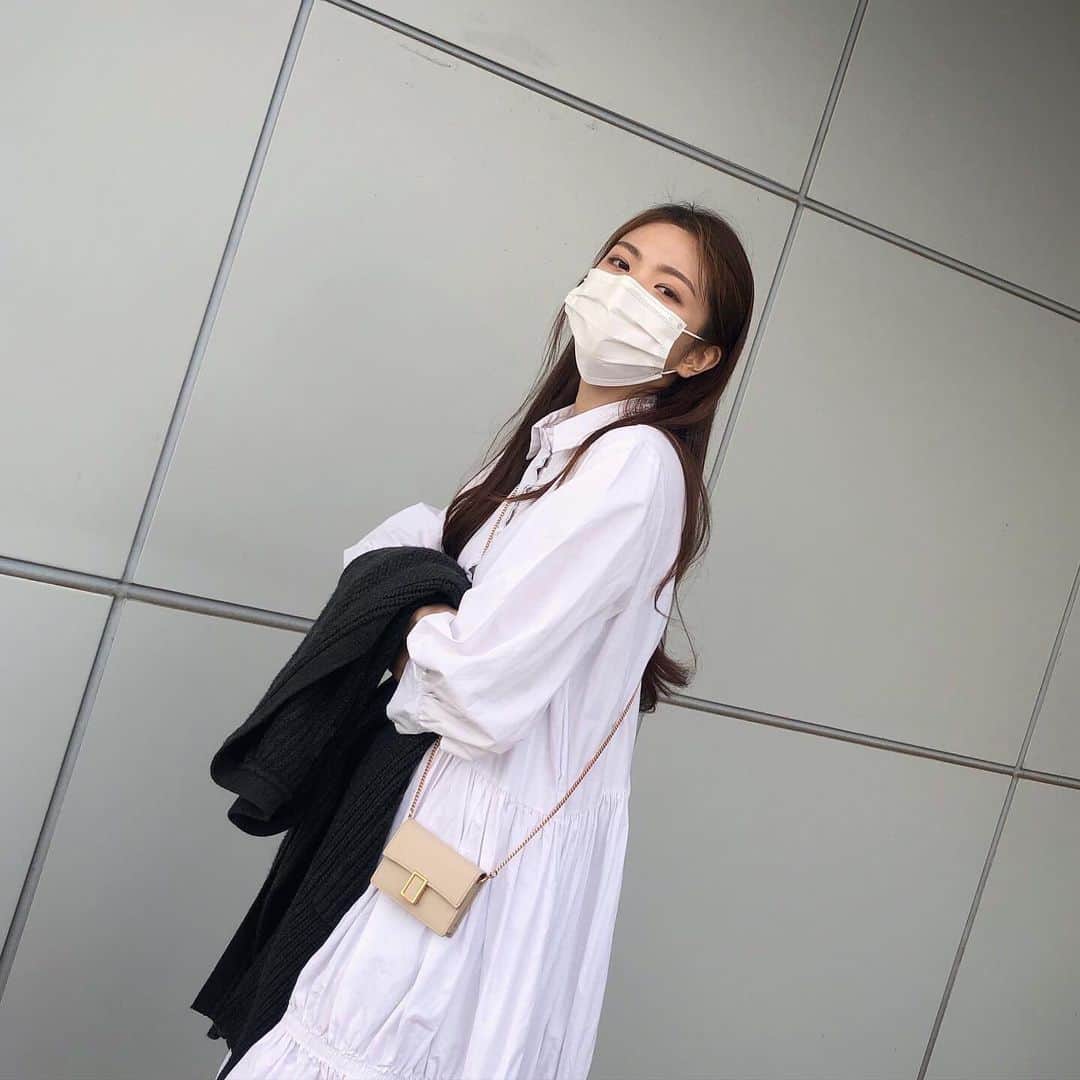 カウンのインスタグラム：「_ 요즘 날이 추워져서 몸이 자꾸 움츠러드는데 피부관리에 상반신관리 까지 해주시는 우리 실장님 감사합니다..🙈#홍보   #오휘스파논현 #오휘논현지사 #프라이빗 #에스테틱 #피부관리 #몸매관리」