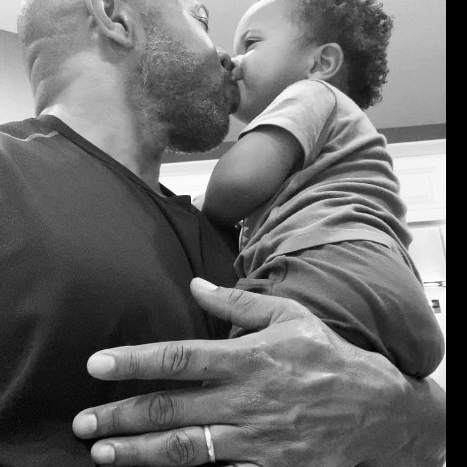 ロックモンド・ダンバーのインスタグラム：「I’m so in love with you!!!❤️❤️❤️❤️..... Kiss your babies often. (Sultan 20months) #dad #daddy #blackdad #kiss #son」