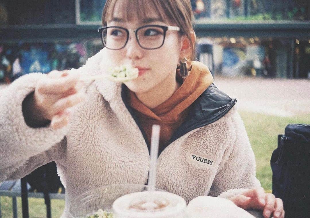 澤田桃佳のインスタグラム：「休日🧑🏻‍🌾🧑🏻‍🌾🧑🏻‍🌾  .  .  .  .  .  . #ランチ　#lunch #サラダ　#salad #メガネ女子 #メガネ #guess #japanesefood #japanesegirl #芝生　#カメラ旅　#フィルムカメラ」