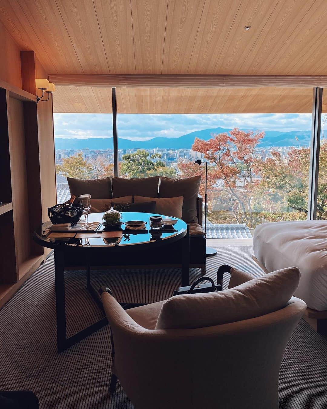翁安芸さんのインスタグラム写真 - (翁安芸Instagram)「@parkhyattkyoto 温もりある心地のいい空間。清水寺のすぐ近くに位置するPARK HYATT KYOTO🍁 朝も夜も素晴らしい景色のお部屋。インテリアやアート、日本庭園など京都の素材や職人技を感じるすてきなお宿です。#parkhyattkyoto #kyoto #京都」11月28日 14時01分 - akinyc