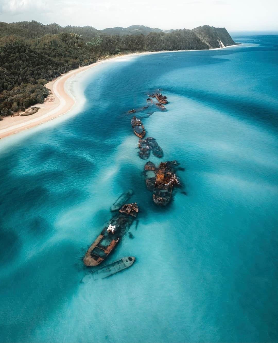 Earth Picsさんのインスタグラム写真 - (Earth PicsInstagram)「The Tangalooma Wrecks of Moreton Island 🇦🇺 by @thefreedomcomplex」11月29日 1時00分 - earthpix