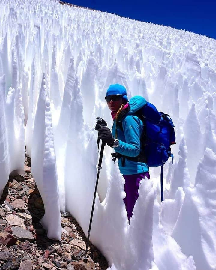 Discover Earthさんのインスタグラム写真 - (Discover EarthInstagram)「Did you know that what they call "penitentes" or "nieves penitentes" are snow deposits, that can be found at high altitudes above 4,000 metres where the air is dry, such as in the regions between Argentina and Chile ?   They take the shape of elongated, thin blades, closely spaced and pointed towards the general direction of the sun, of hardened snow or ice. They vary from a few centimetres to over 5 metres in length.   They form a mechanism called "sublimation", as the sun's rays transform snow directly into water vapour without melting it first.  Depressions are first produced by an initially smooth snow surface when some regions randomly sublimate faster than others.   In the depressions, the angled surfaces then concentrate sunlight and drive sublimation, leaving behind the higher points as forests of towering spikes.  #discoverchile🇨🇱 with @ernestoortiz.photography  @faszination_bergsteigen   @kristapsvx  @roxymtngirl  @cli5fnspire   . . . . .  #sanpedrodeatacama  #atacama  #atacamadesert  #travel  #desiertodeatacama  #desert  #desertodoatacama  #desierto  #travelphotography  #nature  #southamerica  #valledelaluna  #chile ​#instachile ​#chilegram ​#santiago  #sublimation」11月29日 1時00分 - discoverearth