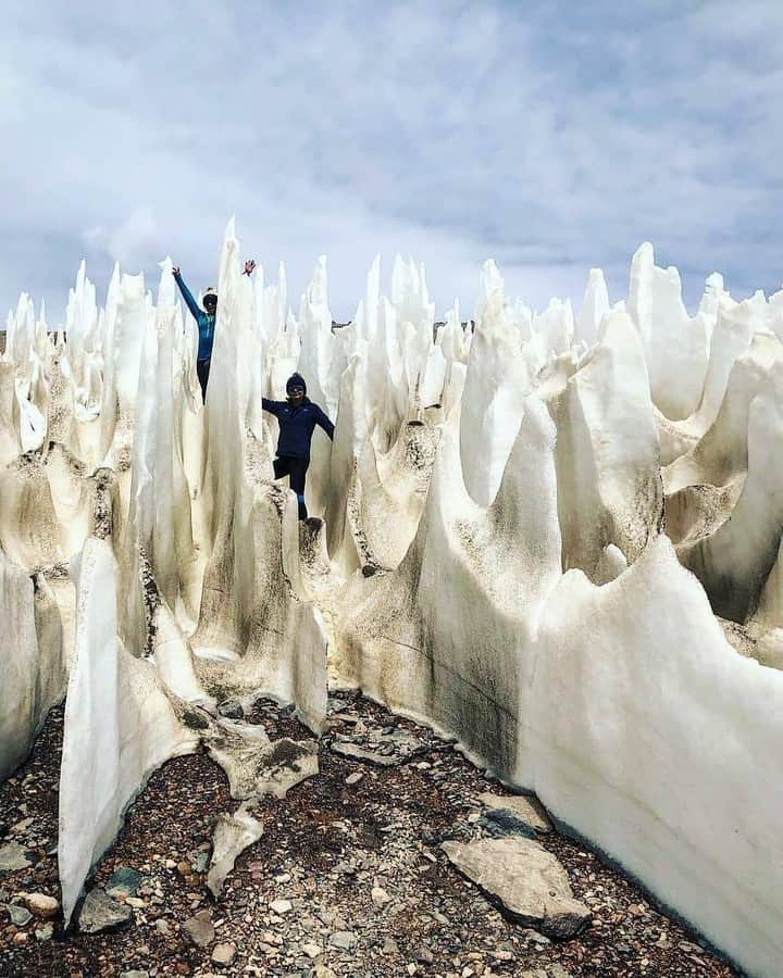 Discover Earthさんのインスタグラム写真 - (Discover EarthInstagram)「Did you know that what they call "penitentes" or "nieves penitentes" are snow deposits, that can be found at high altitudes above 4,000 metres where the air is dry, such as in the regions between Argentina and Chile ?   They take the shape of elongated, thin blades, closely spaced and pointed towards the general direction of the sun, of hardened snow or ice. They vary from a few centimetres to over 5 metres in length.   They form a mechanism called "sublimation", as the sun's rays transform snow directly into water vapour without melting it first.  Depressions are first produced by an initially smooth snow surface when some regions randomly sublimate faster than others.   In the depressions, the angled surfaces then concentrate sunlight and drive sublimation, leaving behind the higher points as forests of towering spikes.  #discoverchile🇨🇱 with @ernestoortiz.photography  @faszination_bergsteigen   @kristapsvx  @roxymtngirl  @cli5fnspire   . . . . .  #sanpedrodeatacama  #atacama  #atacamadesert  #travel  #desiertodeatacama  #desert  #desertodoatacama  #desierto  #travelphotography  #nature  #southamerica  #valledelaluna  #chile ​#instachile ​#chilegram ​#santiago  #sublimation」11月29日 1時00分 - discoverearth