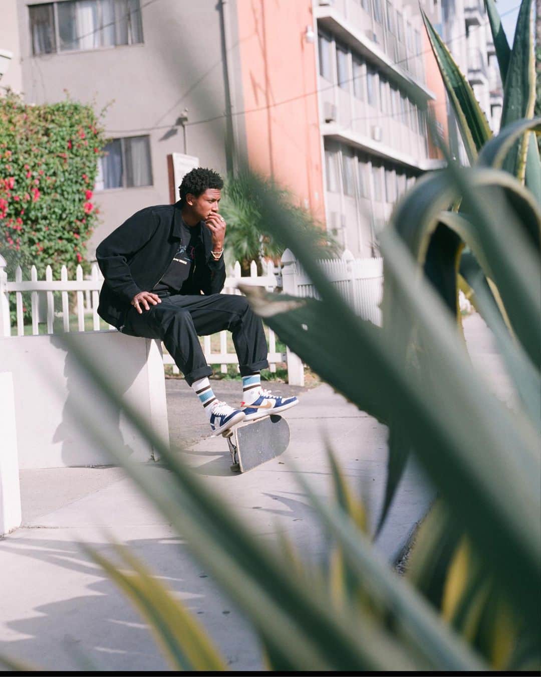 Stanceのインスタグラム：「Punk & Poet Essentials... Still wondering what to gift or get? We tapped Punk & Poets, @noravexplora and @ishodwair to preview what they're running on heavy rotation. They both lean towards the classics while sharing mutual love for legendary photographer @atibaphoto recent collab. See more of their Punk and Poet Essentials and make the jump before the sale runs out...☝️to shop now.  #punksandpoets  #stanceskateboarding」