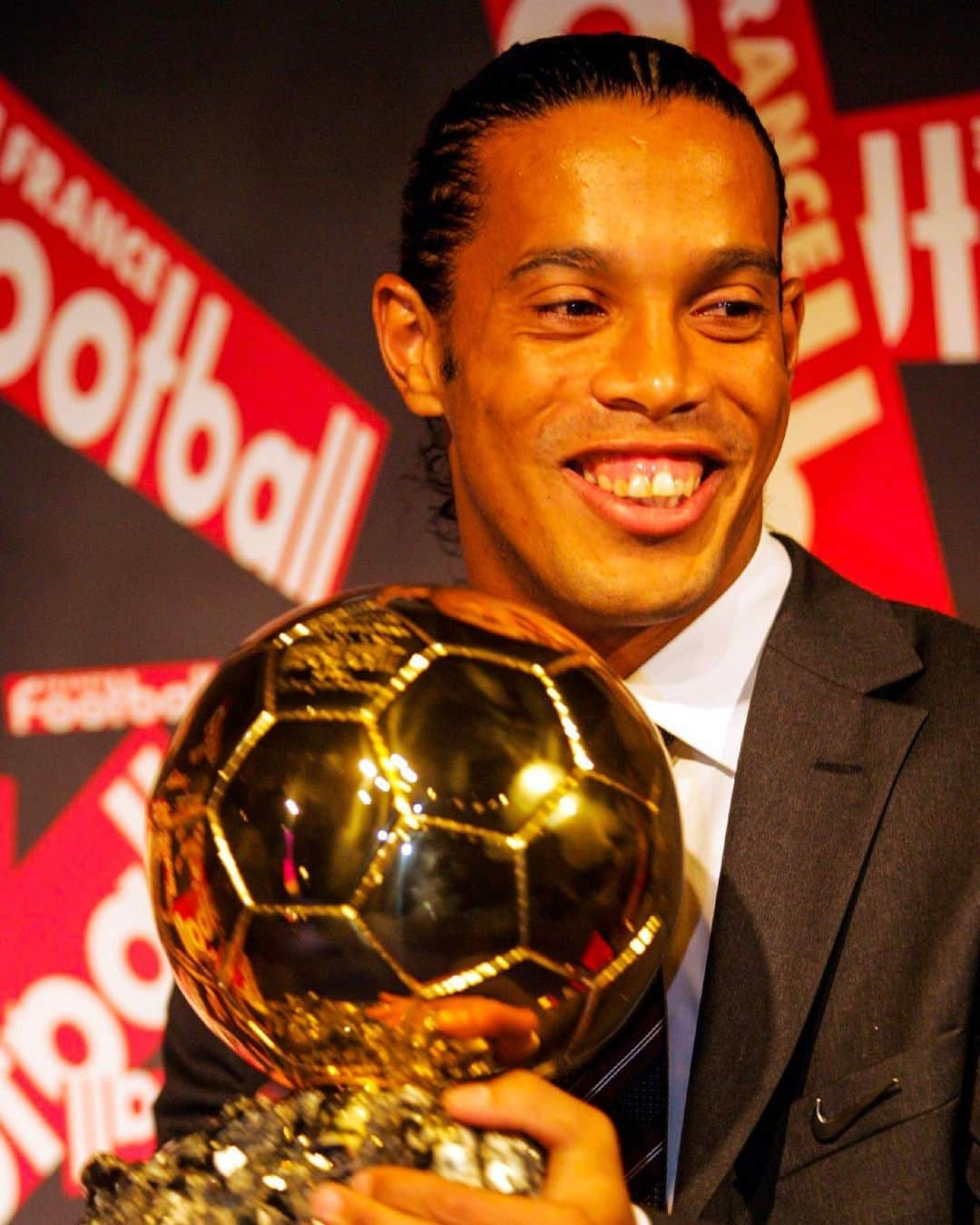 FCバルセロナさんのインスタグラム写真 - (FCバルセロナInstagram)「🏆 OTD in 2005, @ronaldinho won the Ballon d'Or. Magician. 🎩」11月29日 1時00分 - fcbarcelona