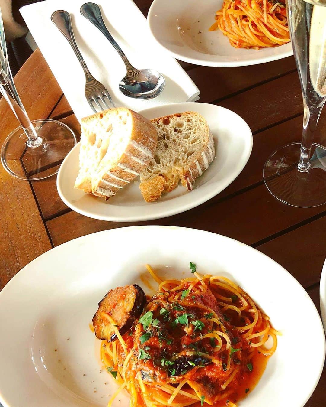 東條恭子さんのインスタグラム写真 - (東條恭子Instagram)「.  🥂 𝑇𝐻𝐸 𝐴𝑂𝑌𝐴𝑀𝐴 𝐺𝑅𝐴𝑁𝐷 𝐻𝑂𝑇𝐸𝐿 🥂  今年のオープン以来気になっていた#青山グランドホテル #THEBELCOMO でひとみんとテラスランチ🍽✨  海外のホテルのような外観・内装でとってもおしゃれ…!  ルーフトップバーやお鮨も入っていてまた訪れたい🤍  そして私達のおしゃべりが一生止まらない中(笑) 毎年心温まる誕生日お祝いまで本当にありがとうう…!!🎂  一つ下のひとみんですがハートもライフステージも私よりずっとちゃんと先輩でこれまでもこれからも尊敬&頼りにしています!🙏✨(笑)  ひとみんの可愛い👧🏼ちゃんは🤍 私も大好きなラプンツェルが今好きなようなので✨ 今度プリンセストークするのが楽しみでなりません🤍👈  #theaoyamagrandhotel #lunch #hotel #hotellovers #ホテル #ホテル好きな人と繋がりたい #ランチ #女子会 #birthday #birthdaysurprise #thankyou #happy #happytime #happyday #外苑前 #青山 #青山ランチ」11月29日 0時52分 - kyoko_tojo
