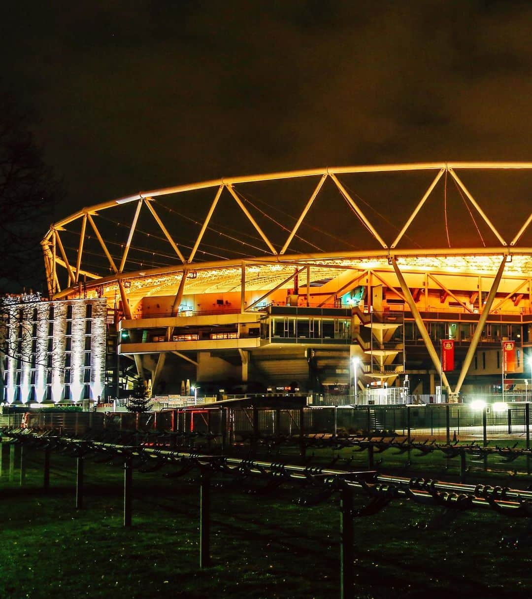 バイエル・レバークーゼンさんのインスタグラム写真 - (バイエル・レバークーゼンInstagram)「They #BayArena was 🧡 this week in solidarity with the #OrangeTheWorld  campaign, which raises awareness about and speaks out against violence against women.  #BaeArena #Bayer04」11月29日 0時55分 - bayer04fussball